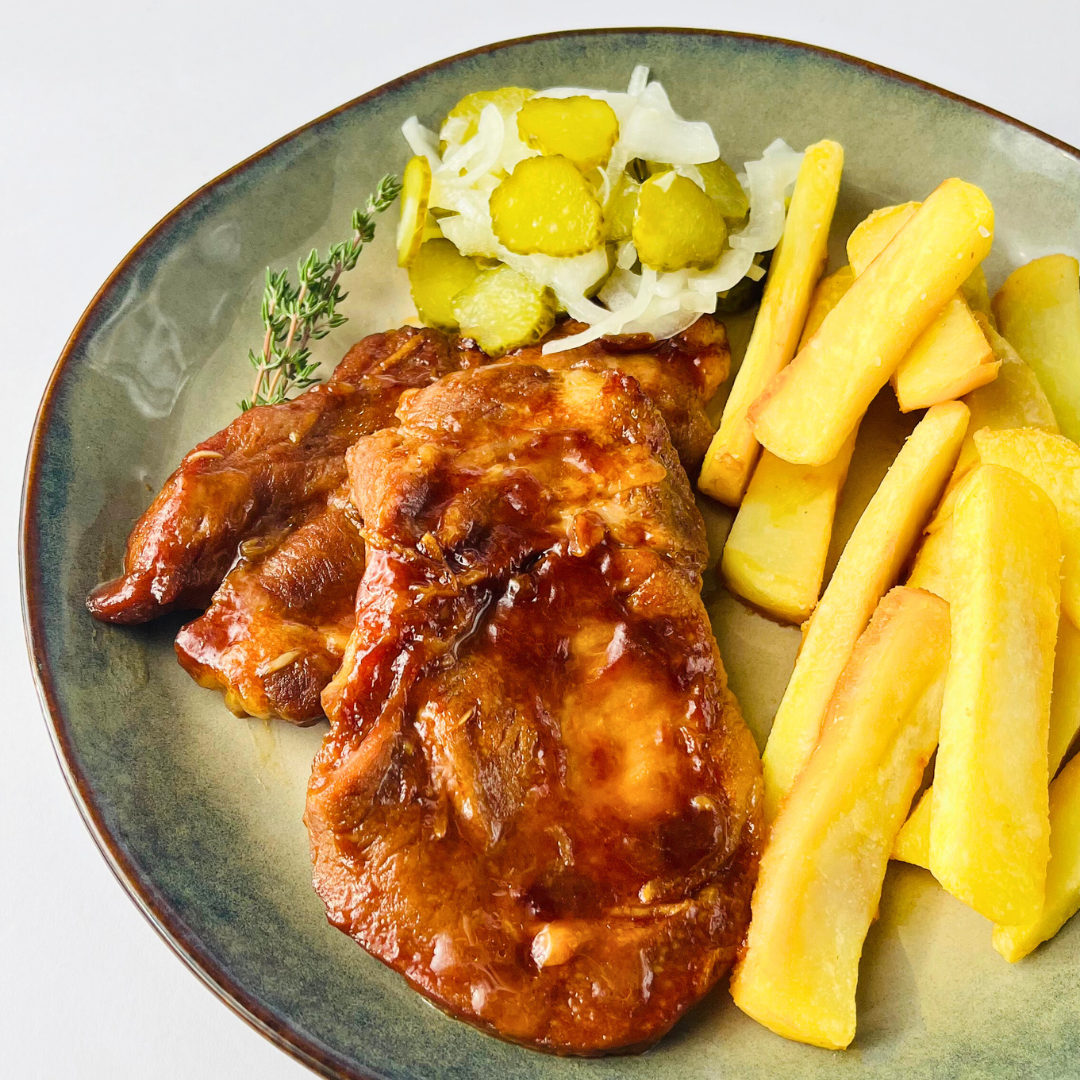 Свинина по-китайски с соусом юдзу, картофелем по-деревенски и маринованными огурчиками