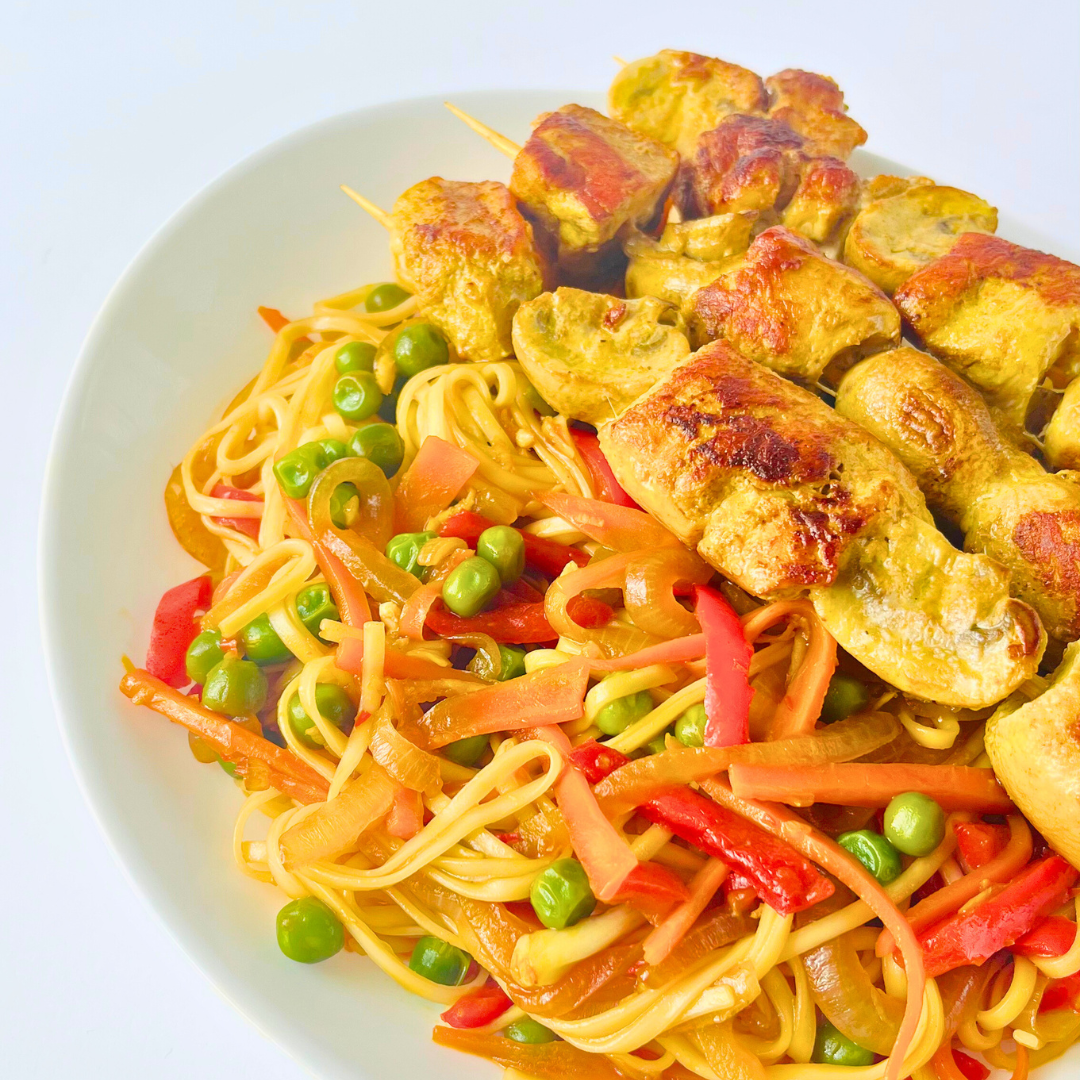 Сатай из курицы и шампиньонов с овощами стир-фрай и яичной лапшой