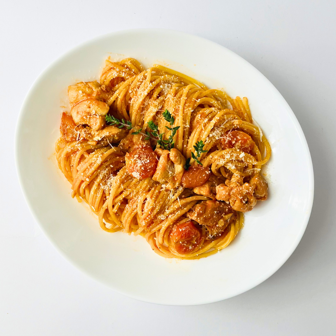 Pasta Pomodoro sa piletinom, paradajz sosom i italijanskim začinima