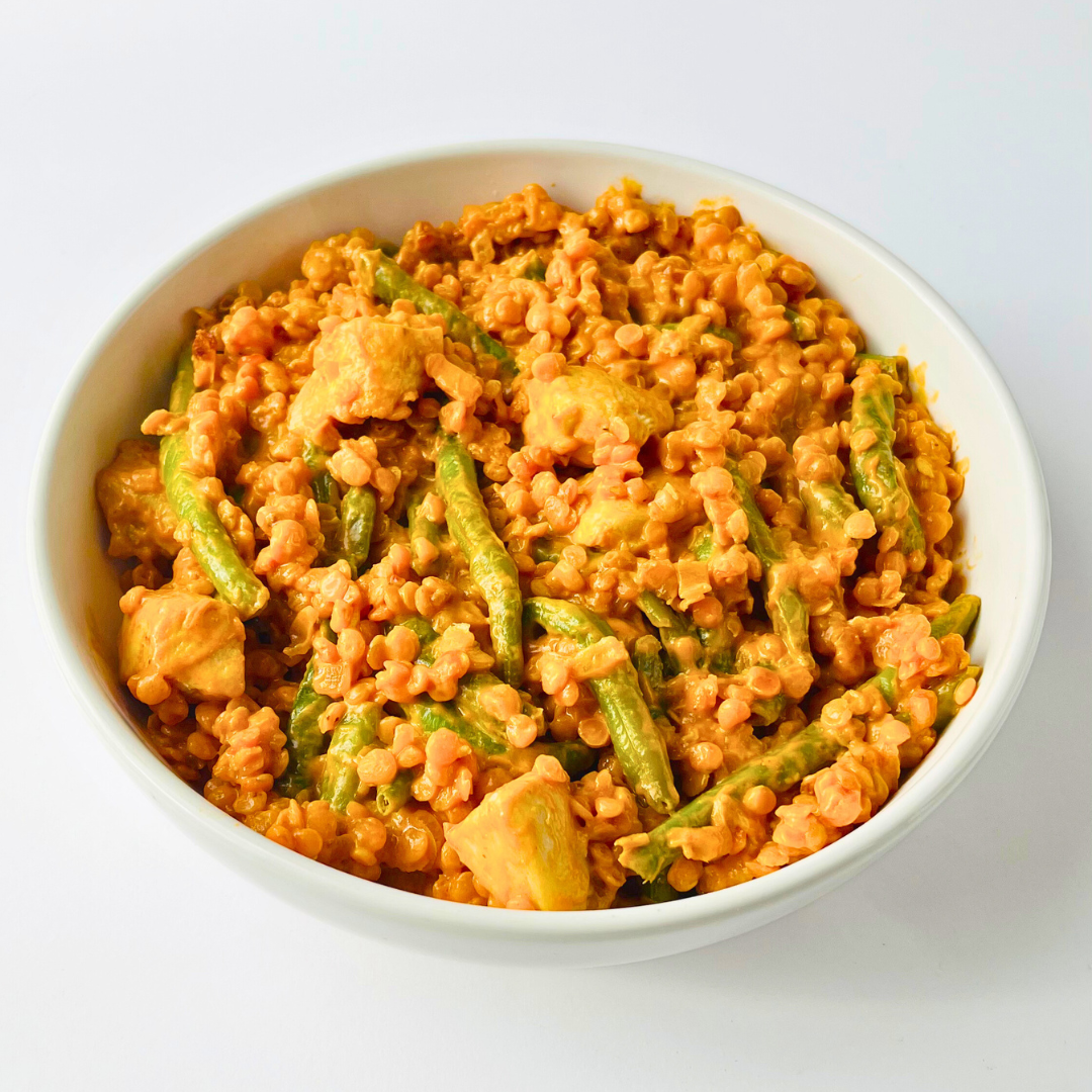 Пикантный кокосово-томатный дал с куриной грудкой, пастой карри, чечевицей и стручковой фасолью