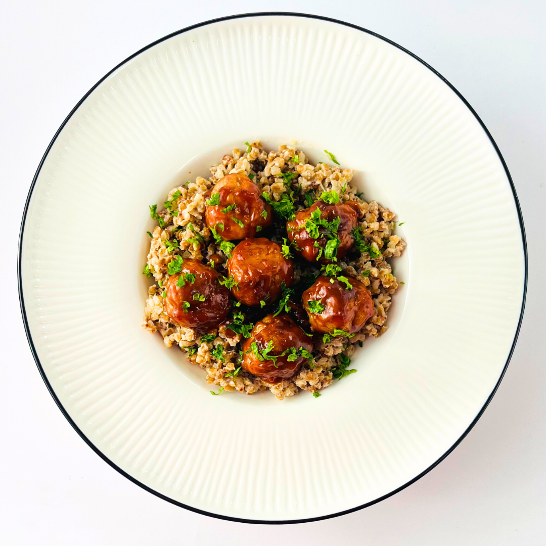 Тефтели в томатном соусе барбекю с гречкой, томлёной в сливках