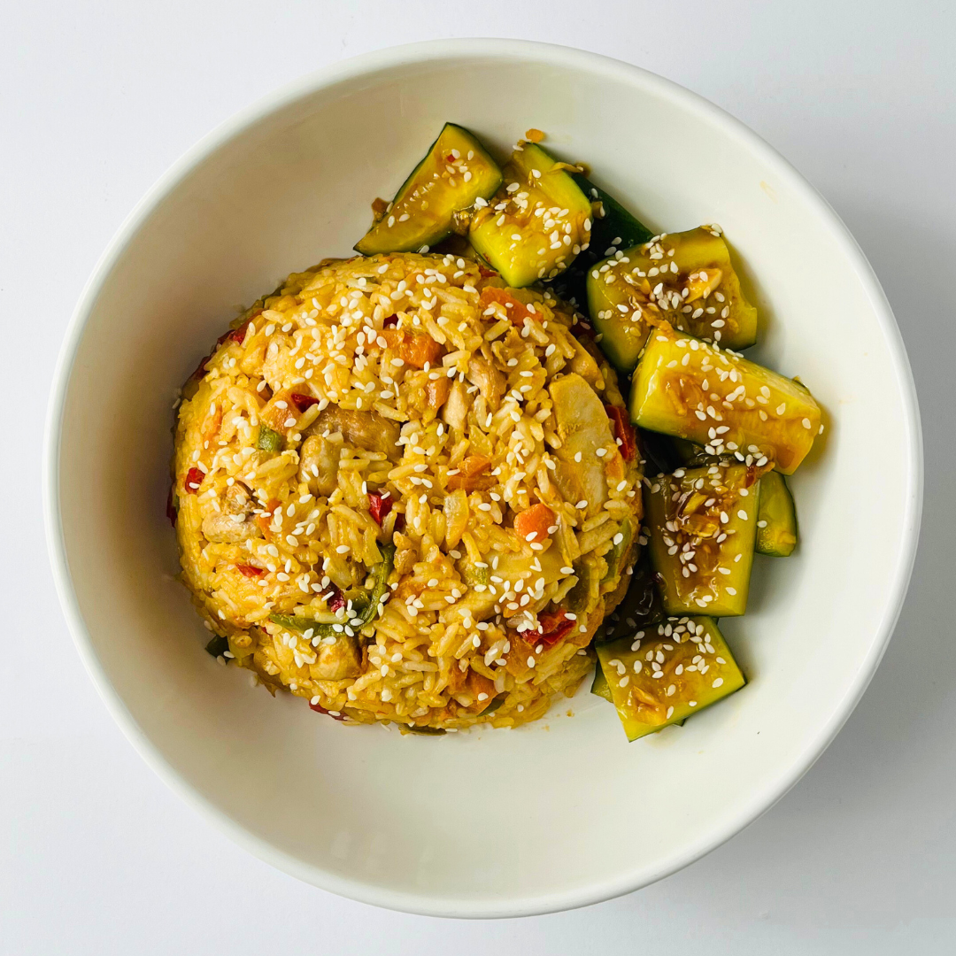 Японский тори тяхан с рисом и курицей с битыми огурцами