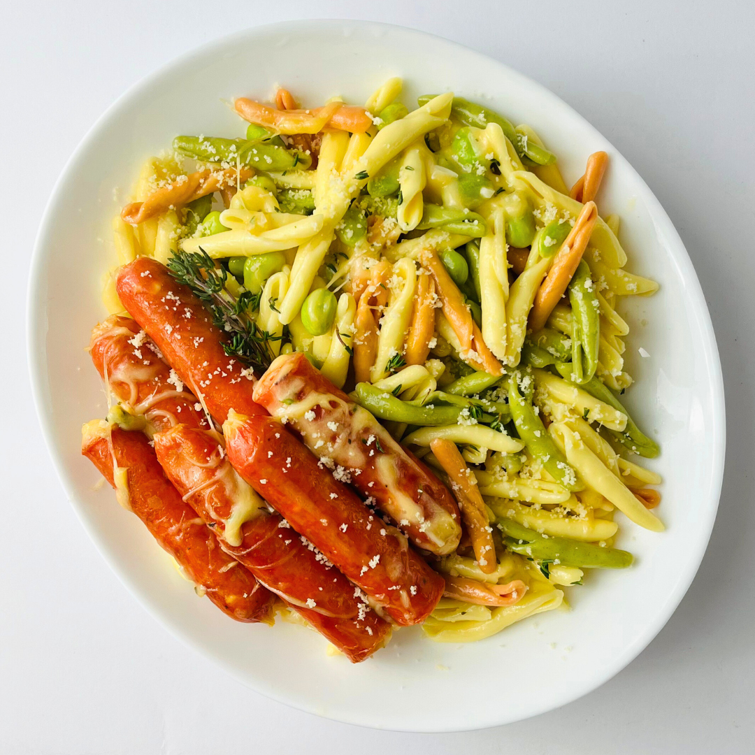 Цветные фузили с тремя видами сыра, дымлёными сырными колбасками в травах и белом вине