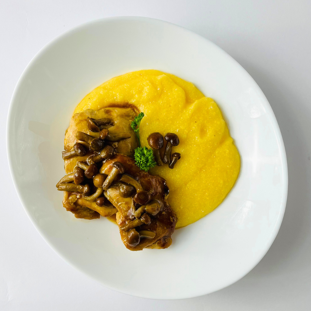 Стейк из цыпленка в соусе хойсин с грибами намеко и сливочной полентой