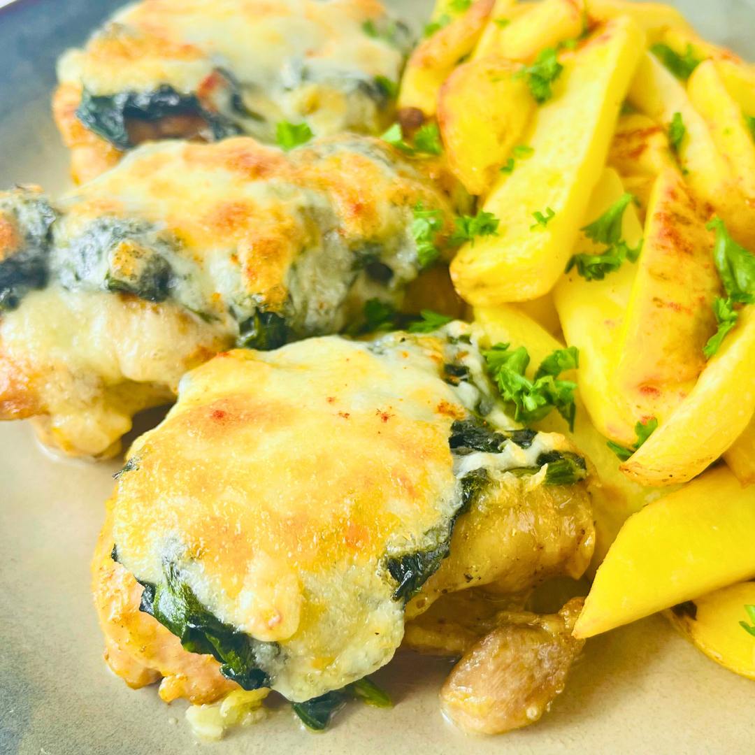 Куриная отбивная со шпинатом и сыром с домашним картофелем