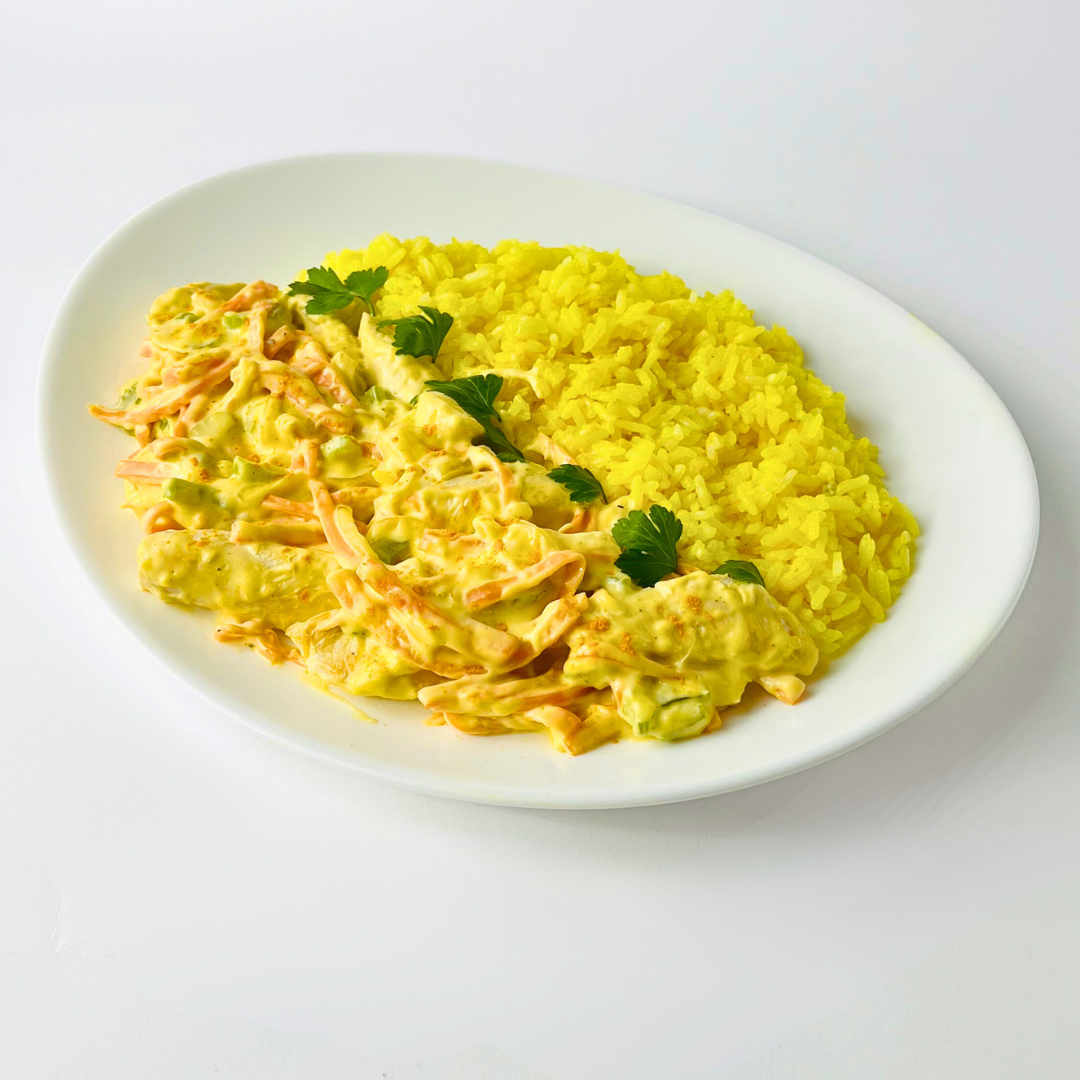 Томлёная курица с сельдереем и морковью в соусе Голландез с пряным рисом