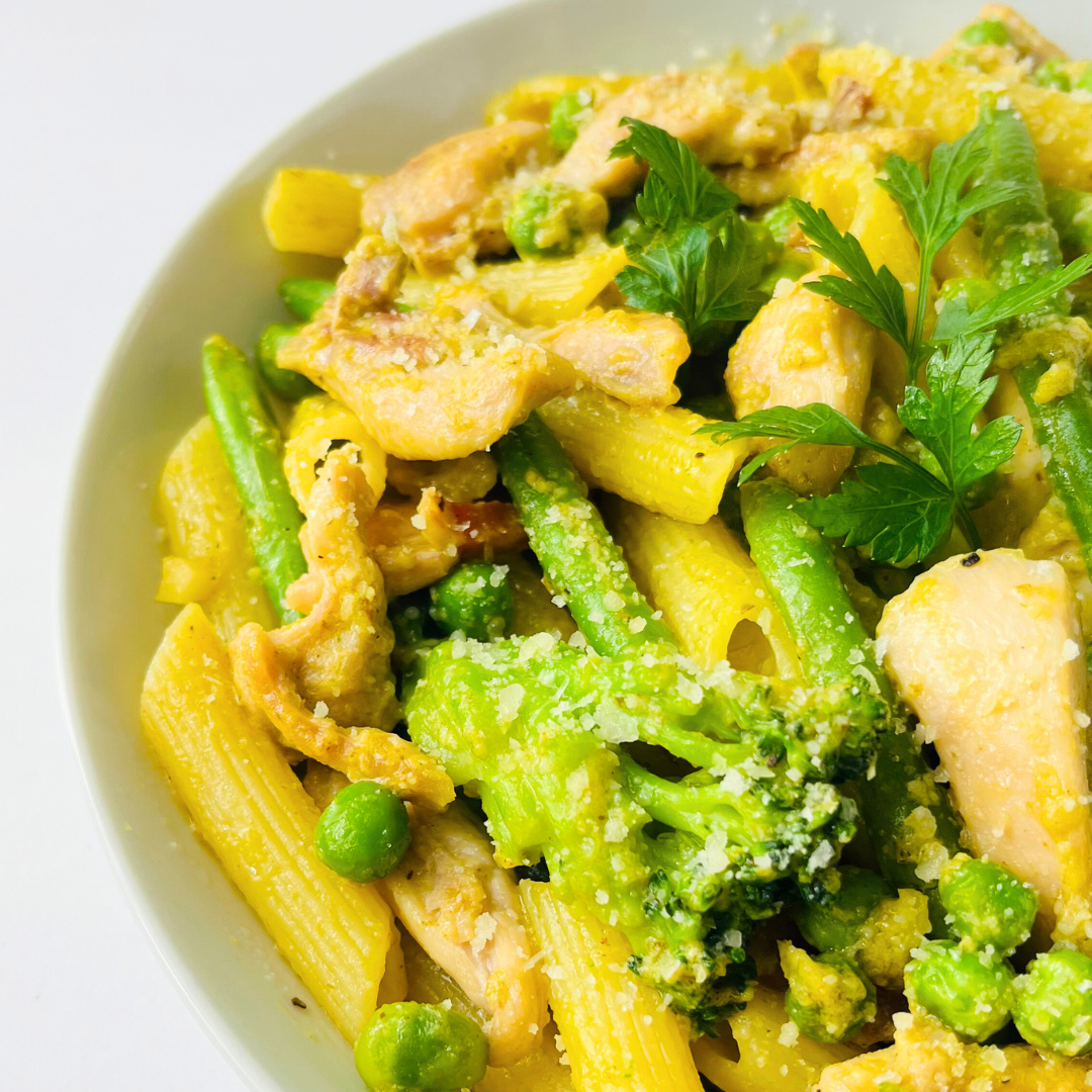 Пенне с цыпленком, панчеттой и миксом овощей из стручковой фасоли, горошка и брокколи в ярком песто соусе