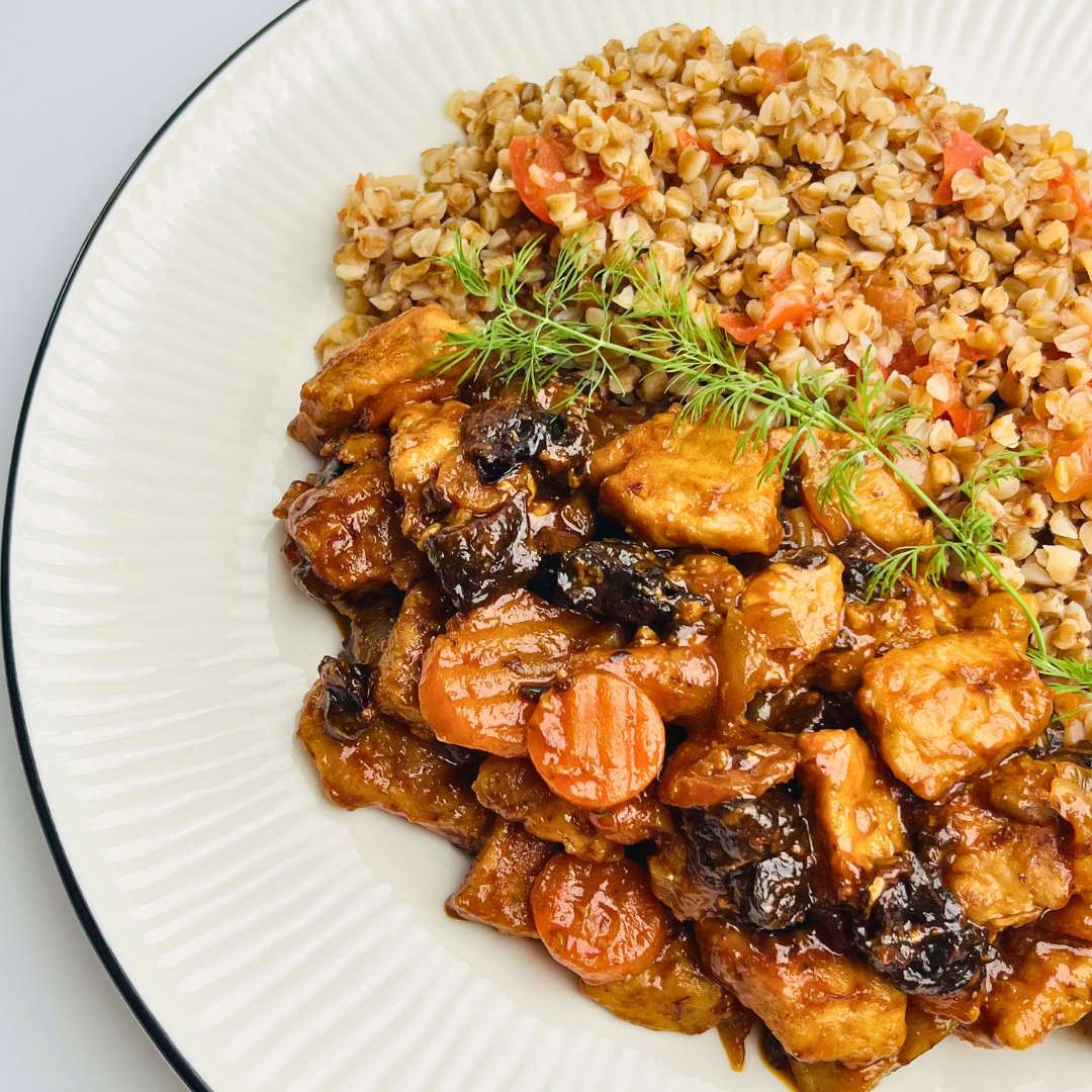 Нежная свинина с гречкой по-купечески, тушёная с черносливом, помидором и морковью