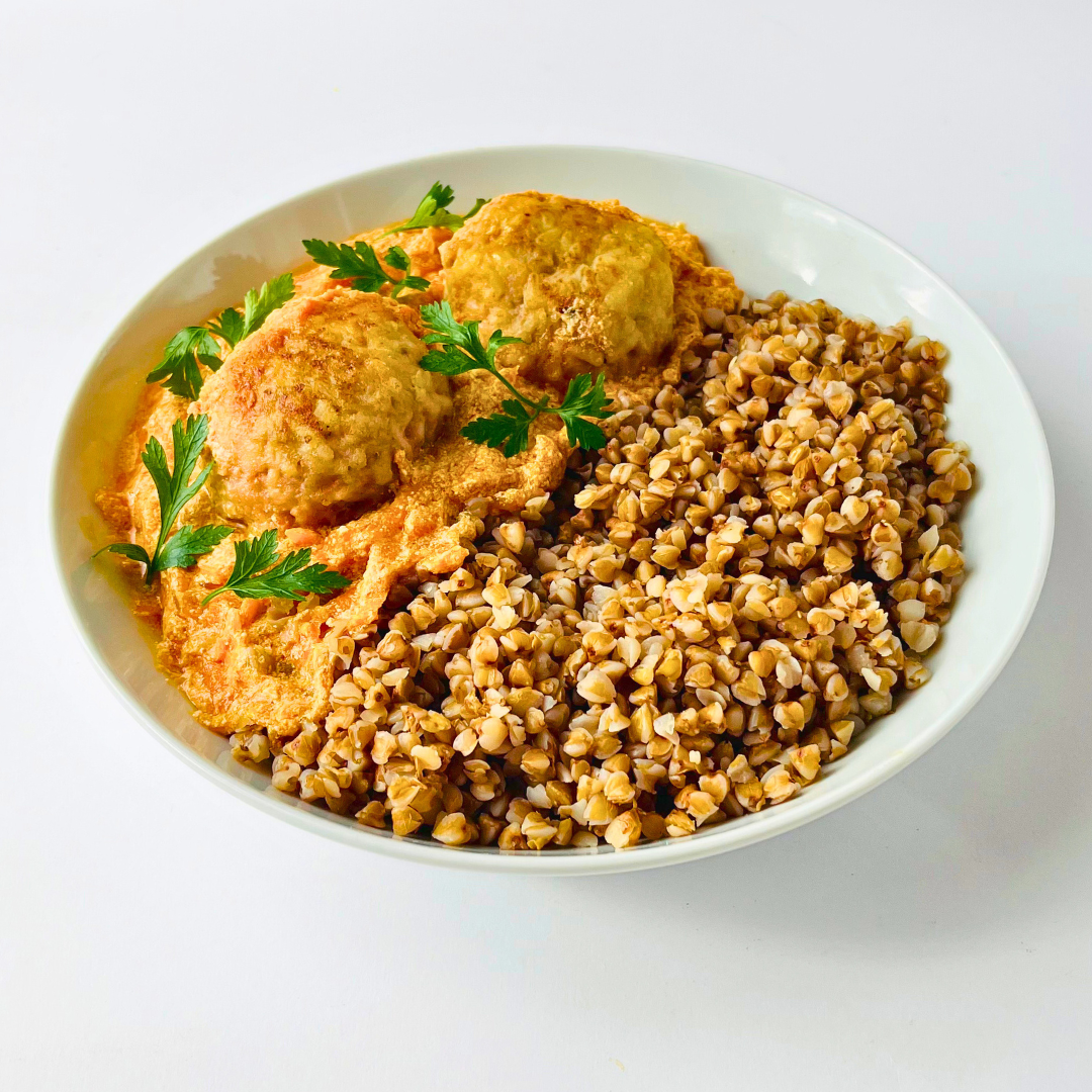 Домашние ёжики в томатно-сметанном соусе с гречкой