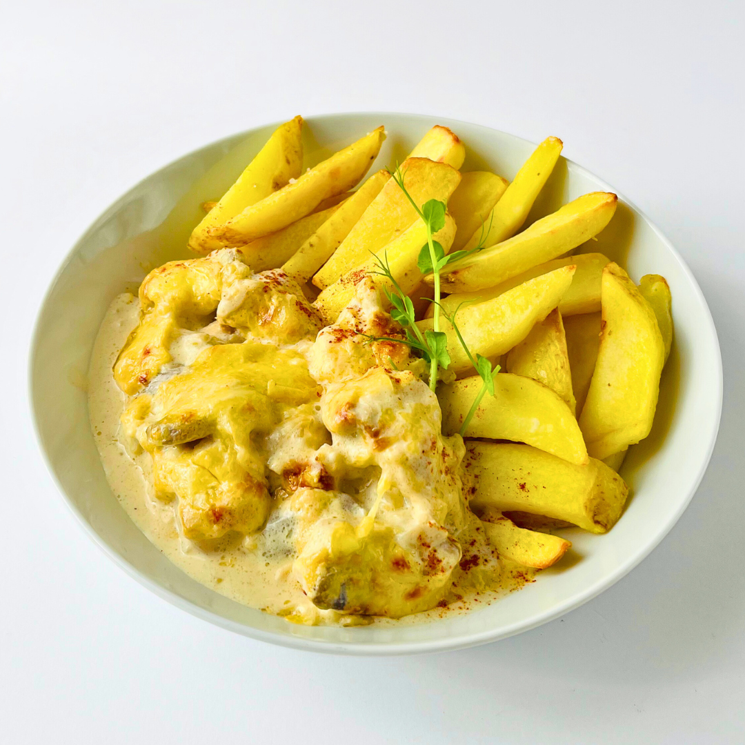Нежный жульен из цыплёнка с грибами с отварным картофелем