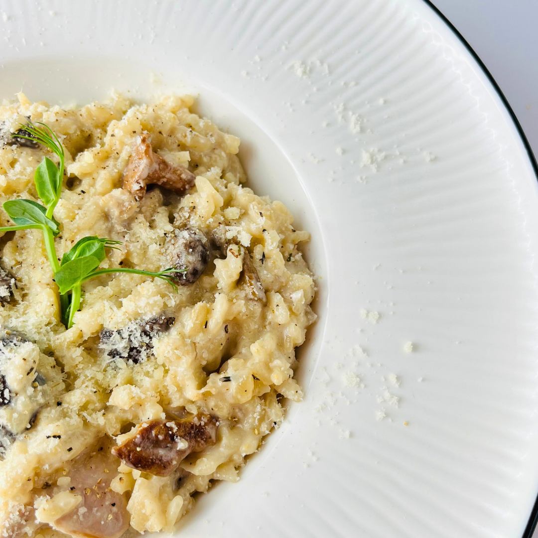 Сливочное ризотто с лесными грибами и курицей