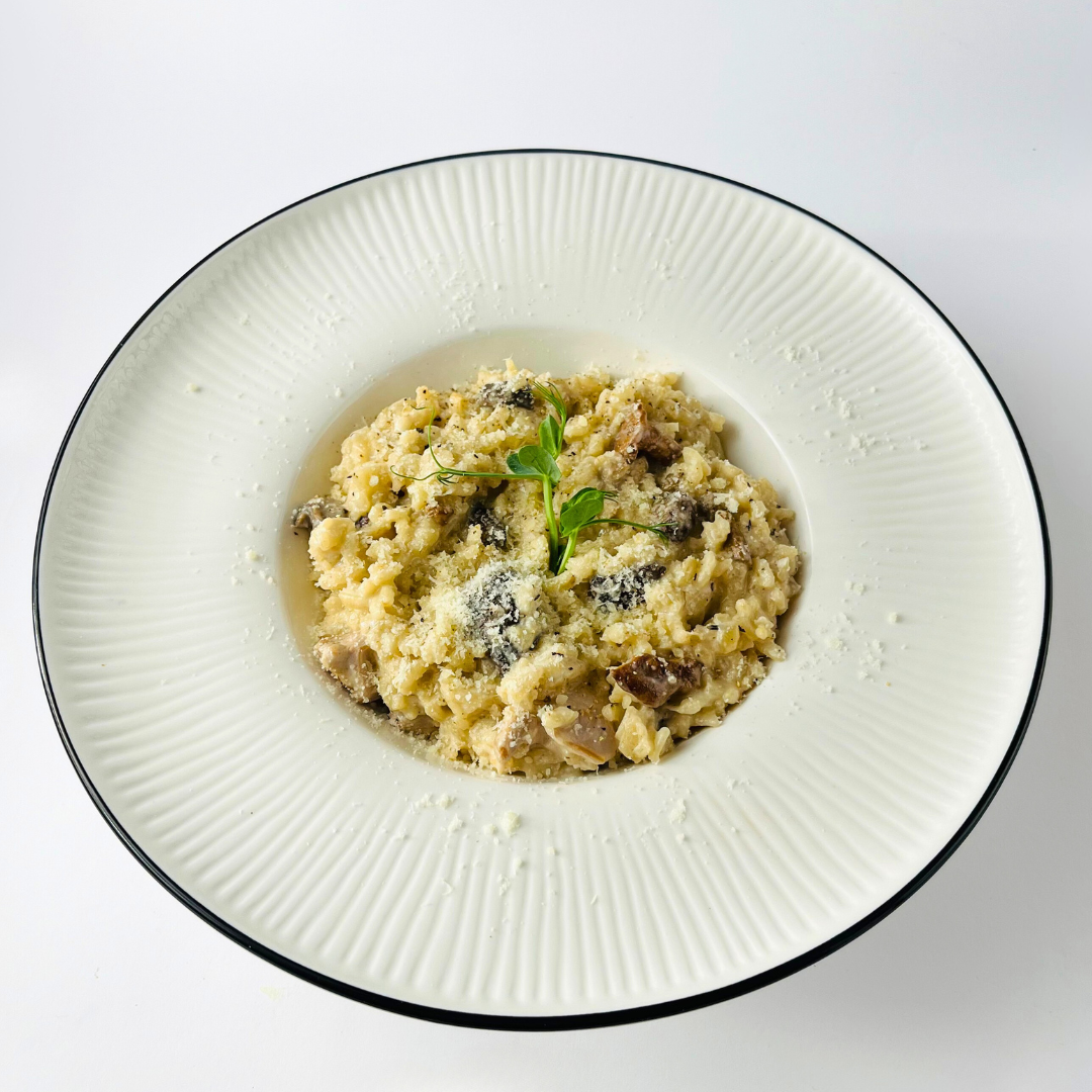 Сливочное ризотто с лесными грибами и курицей
