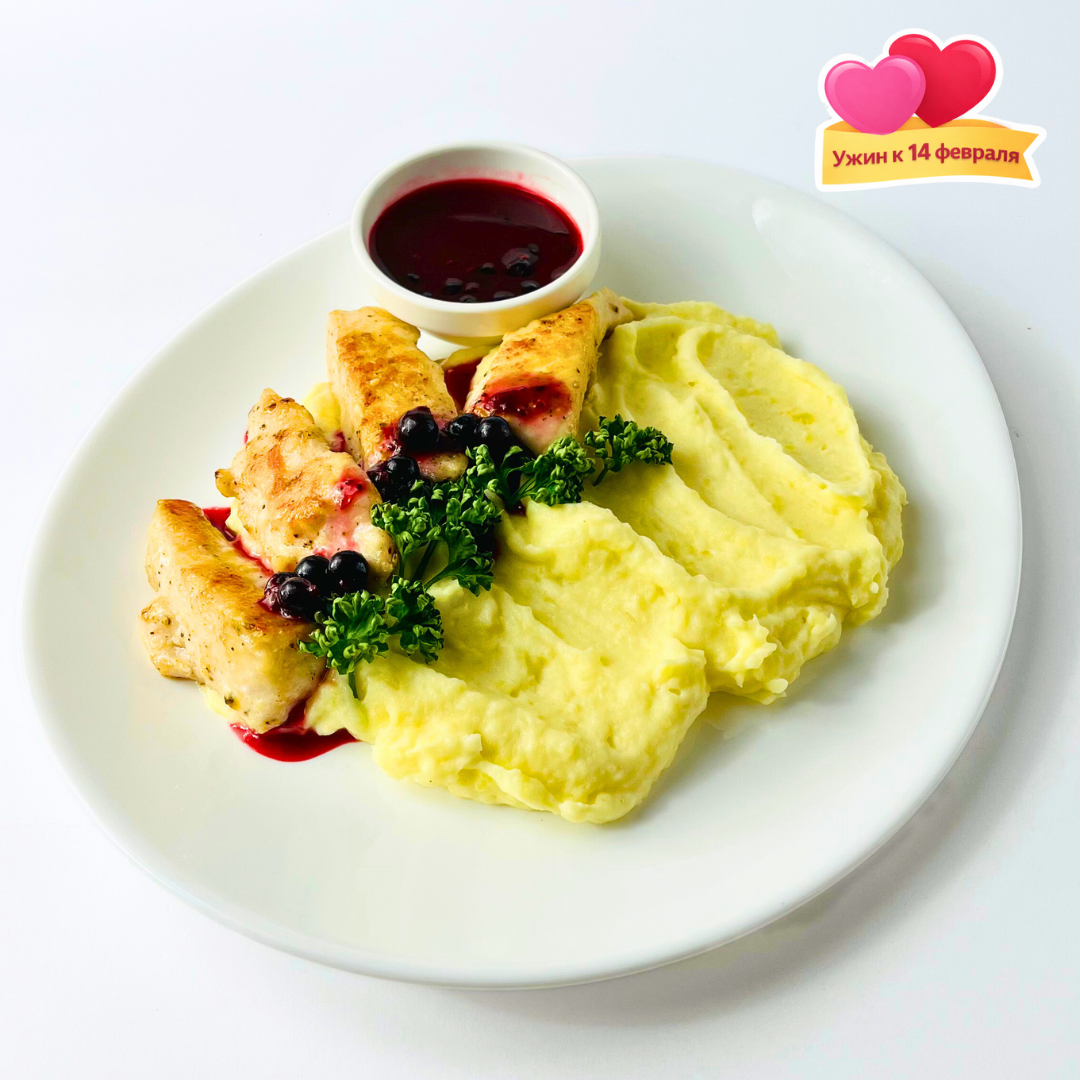 Медальоны из куриной грудки под пряным соусом из чёрной смородины с кремом из картофеля