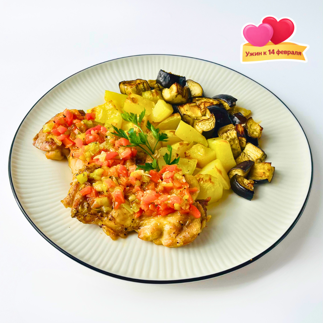 Бастардо из курицы с картофелем и баклажаном в соусе из печёных перцев