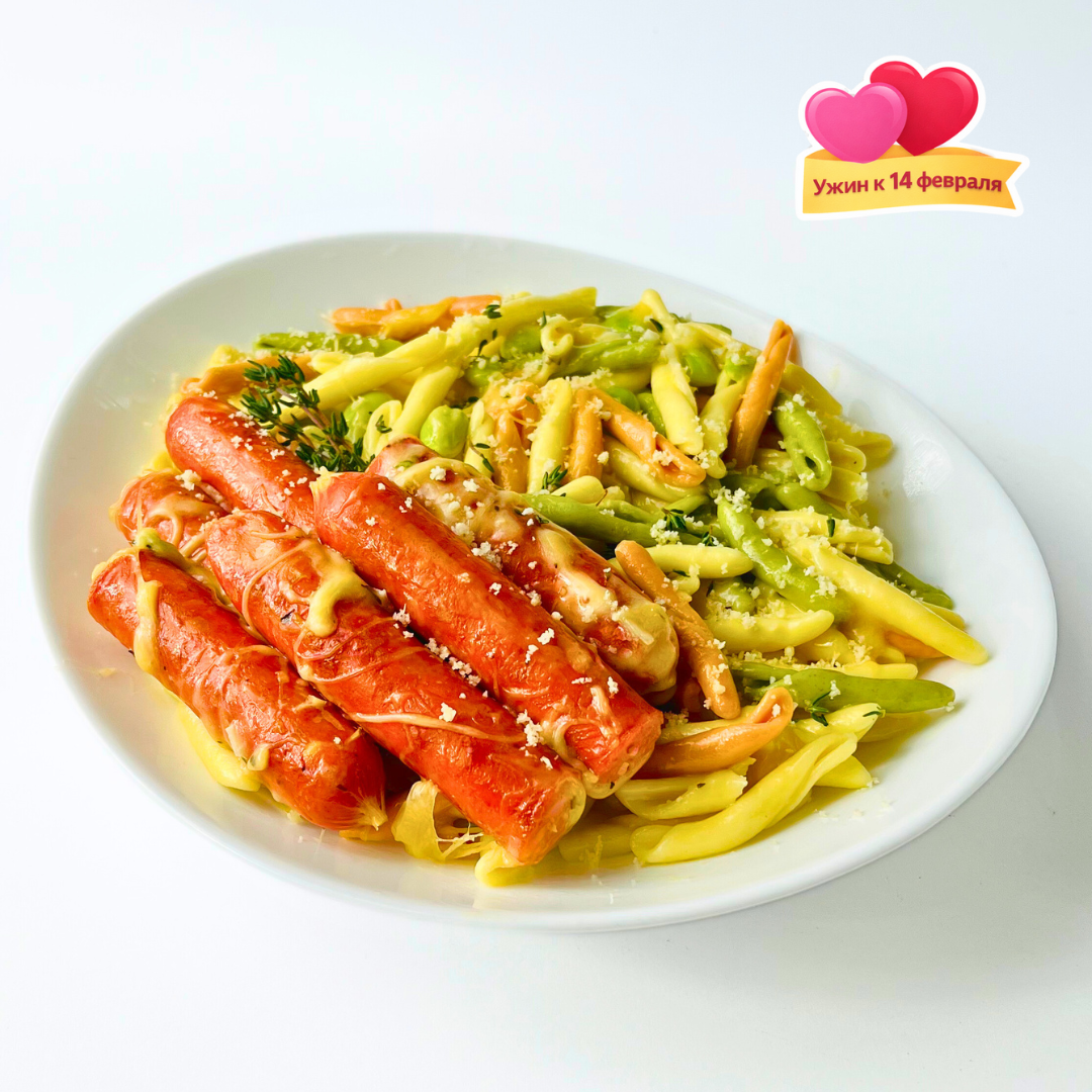 Цветные фузили с тремя видами сыра, дымлёными сырными колбасками в травах и белом вине