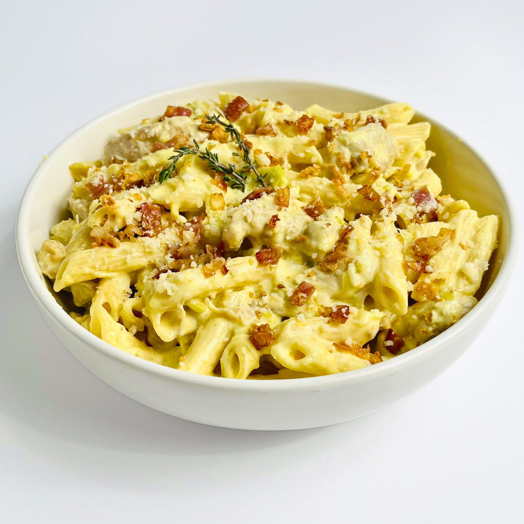 Pasta penne kvadro formadži sa piletinom i čipsom od slanine