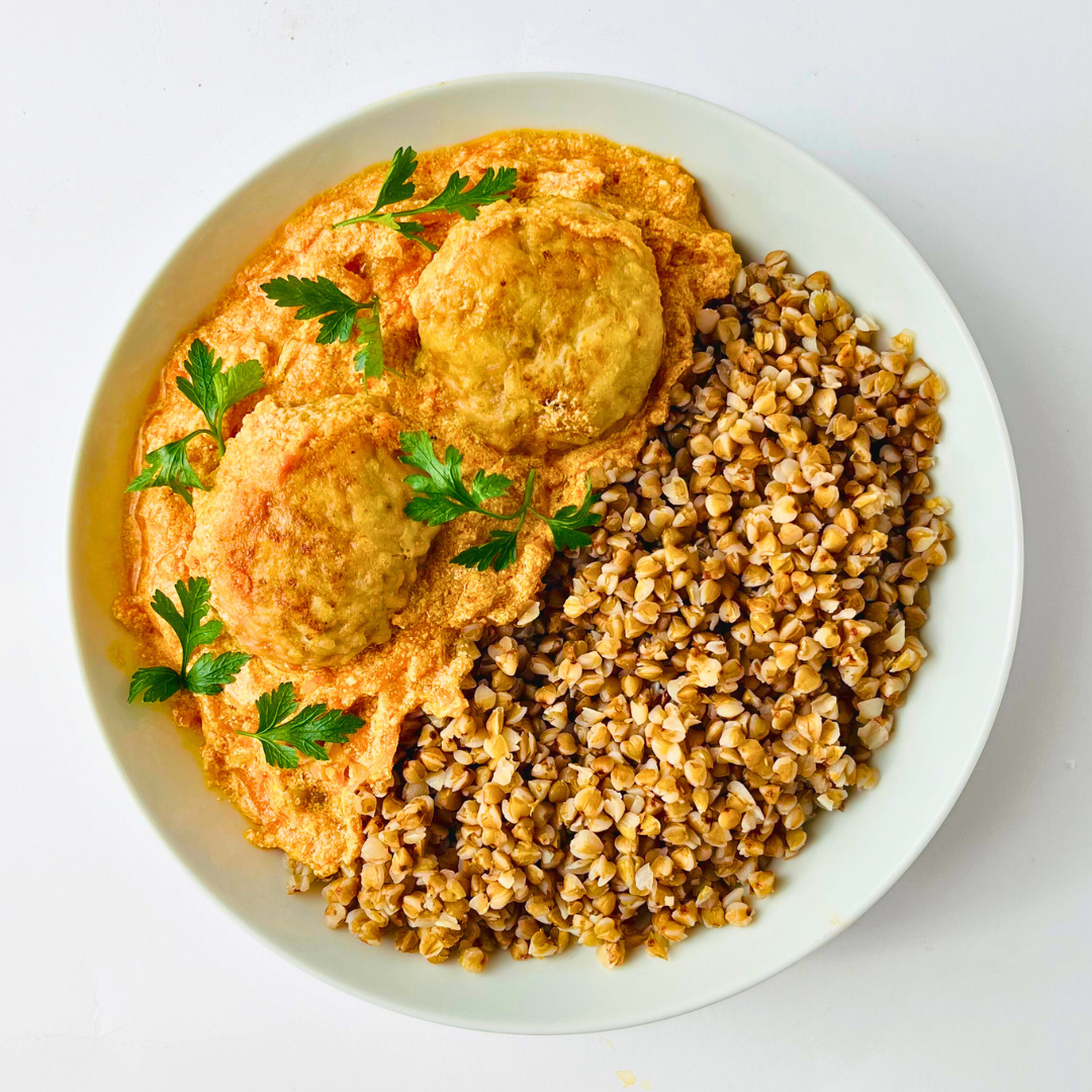 Домашние ёжики в томатно-сметанном соусе с гречкой