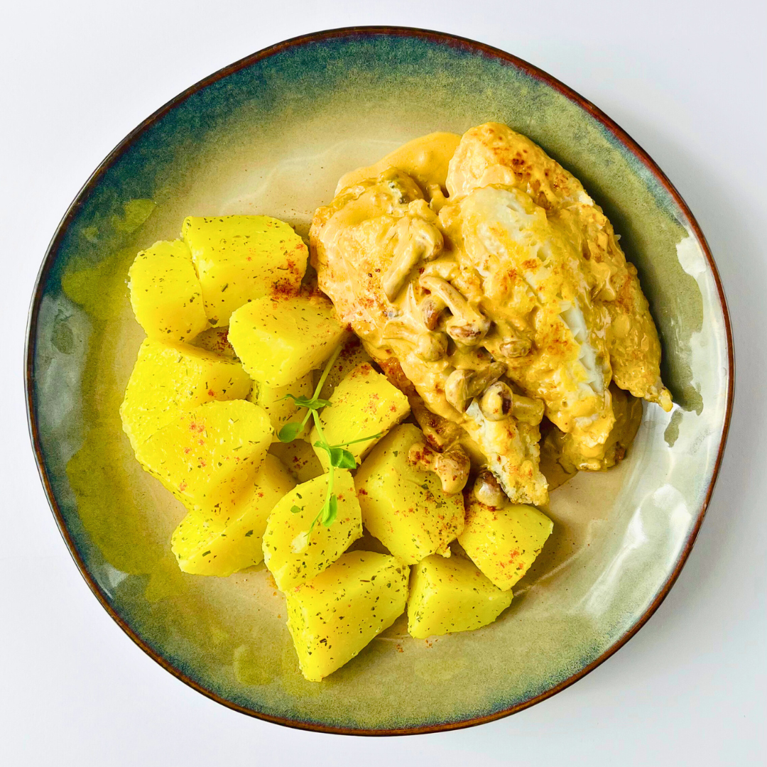 Филе белой рыбы с опятами по-строгановски и отварной картошечкой с зеленью