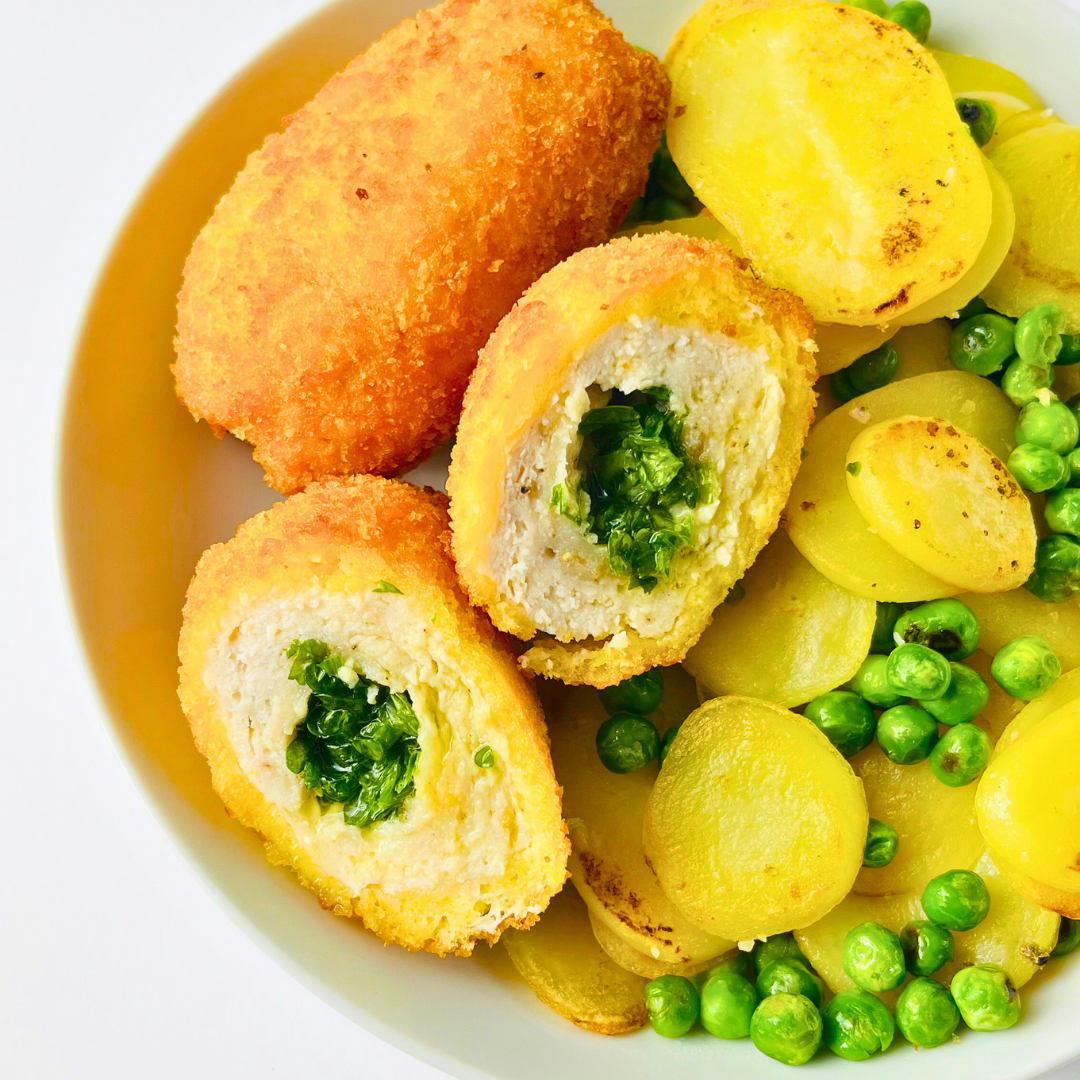 Котлета по-киевски с картофельными слайсами и зелёным горошком