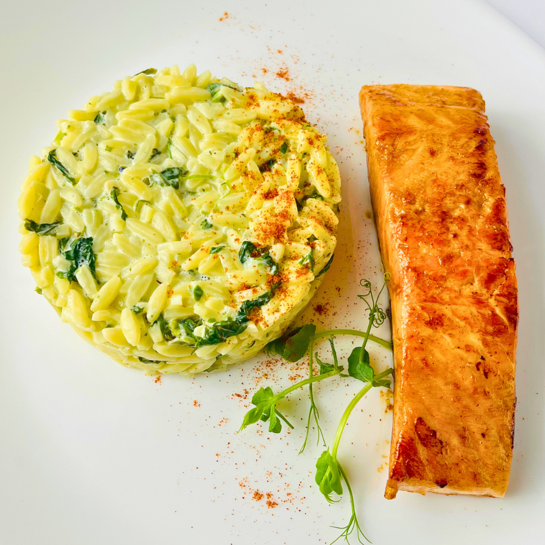 Лосось в абрикосовой карамели на подушке из томленого шпината со сливочным орзо