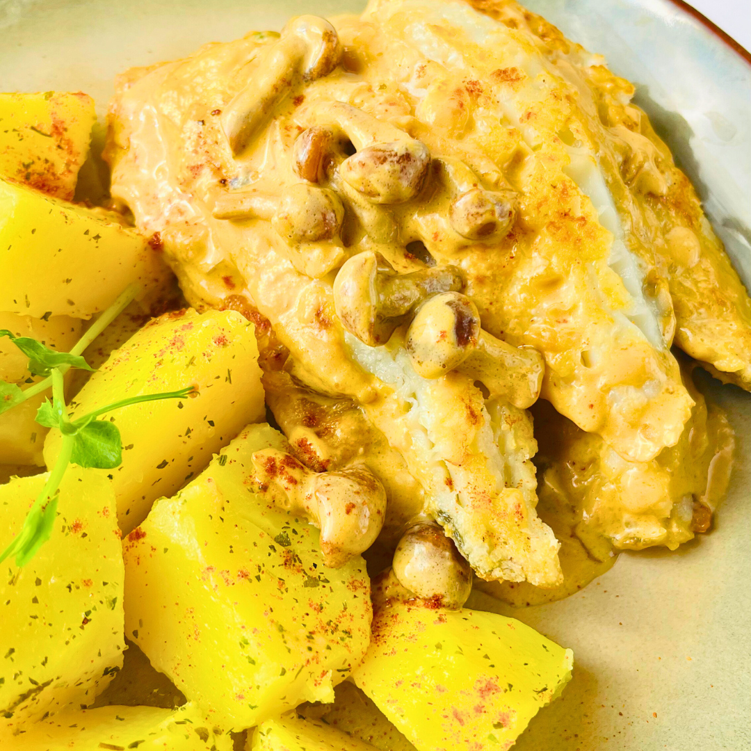 Филе белой рыбы с опятами по-строгановски и отварной картошечкой с зеленью