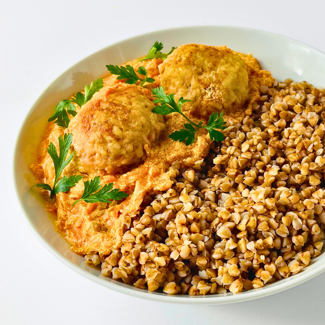 Домашние ёжики в томатно-сметанном соусе с гречкой