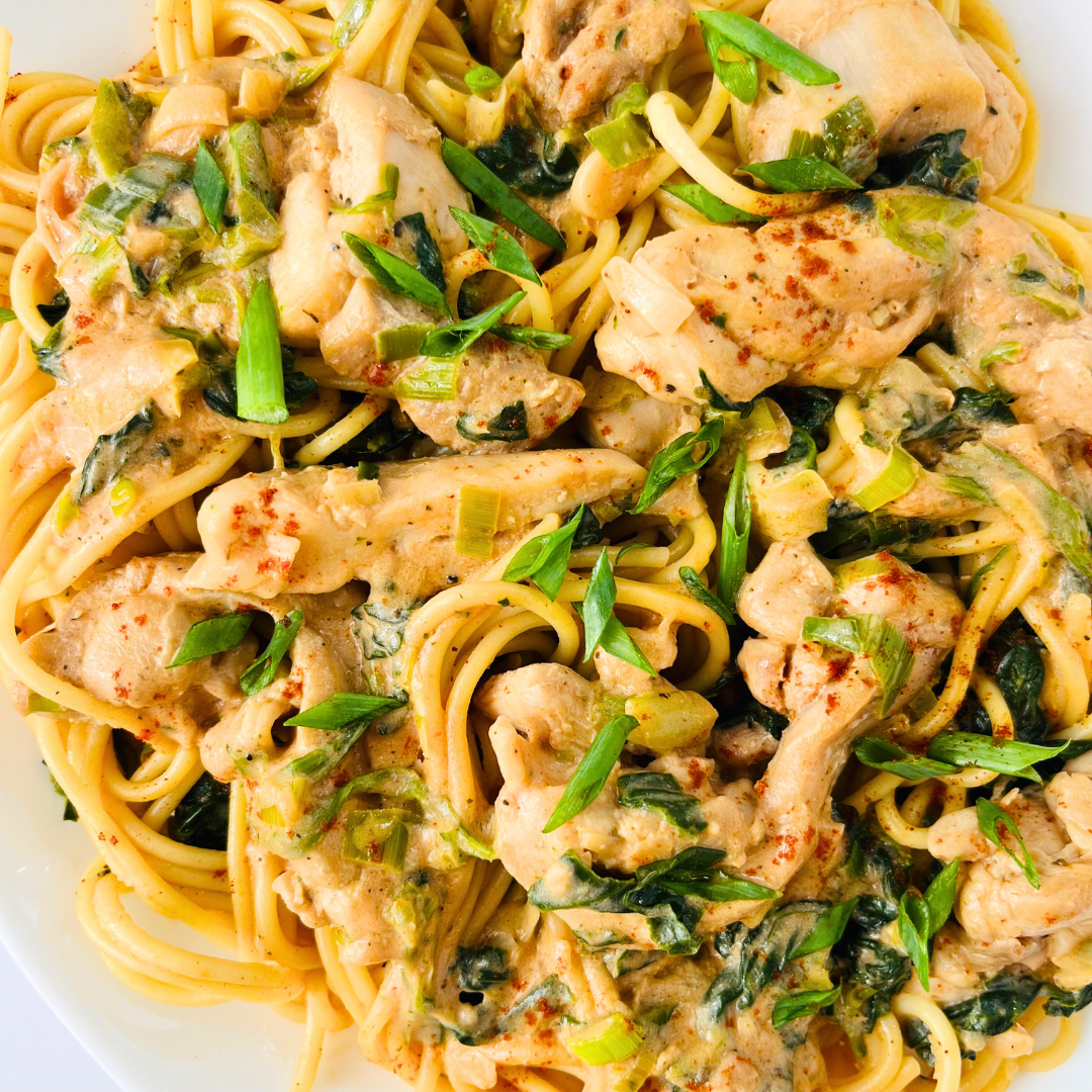 Италијанска пилетина у парадајз крем сосу са демигласом и шпагетама