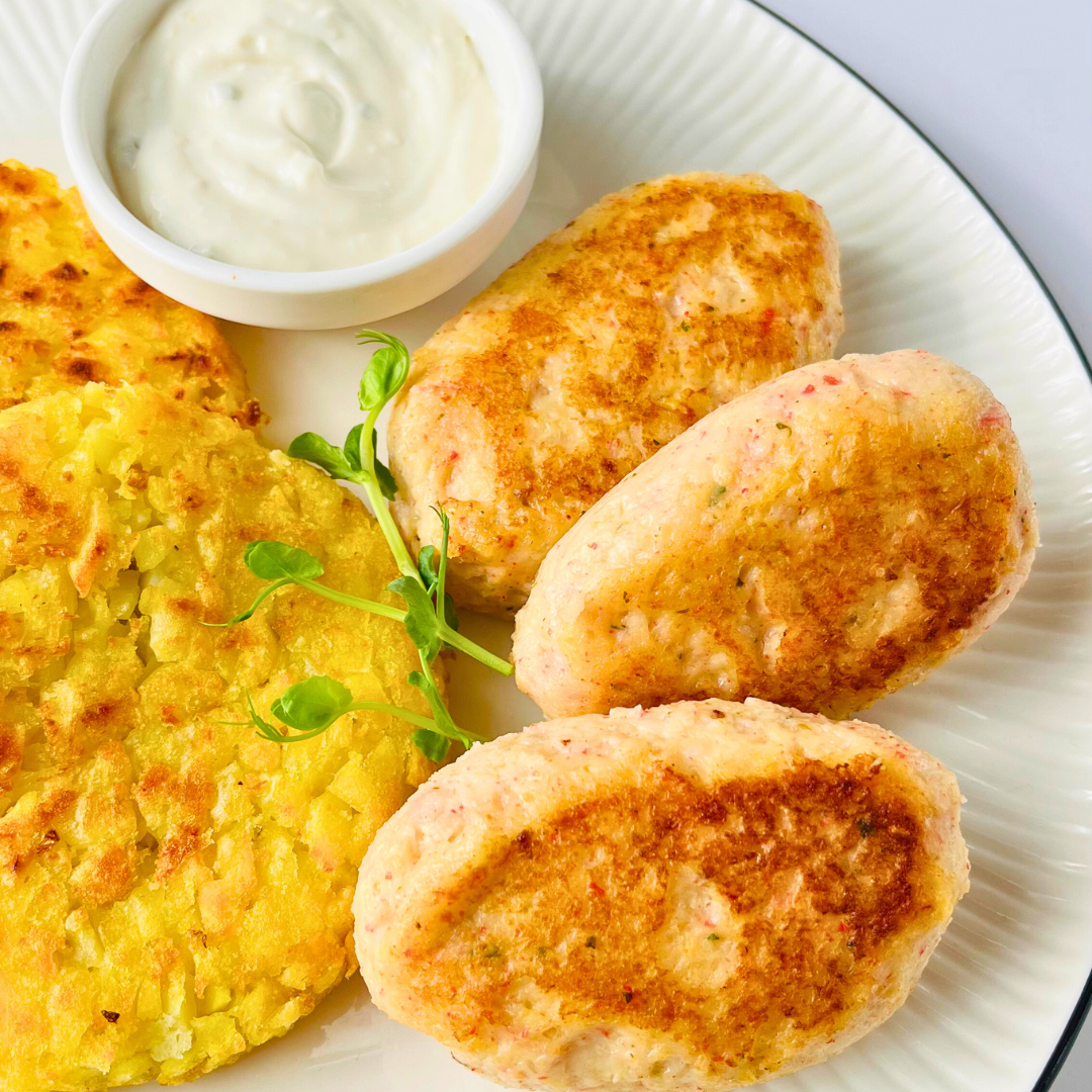Сливочные сырно-крабовые котлеты с хрустящим хашбрауном и соусом тартар