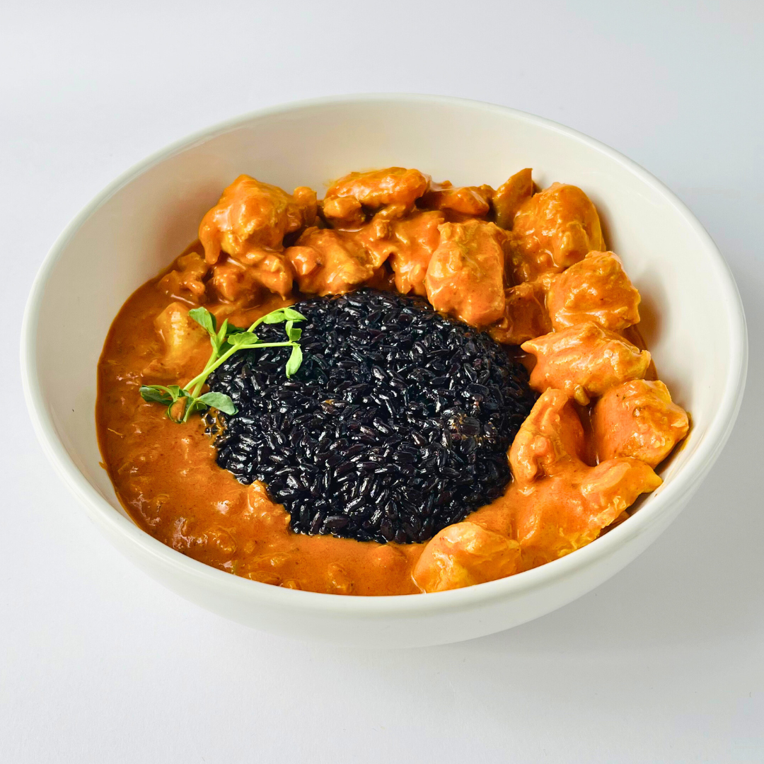 Цыплёнок в индийском соусе масала с чёрным рисом