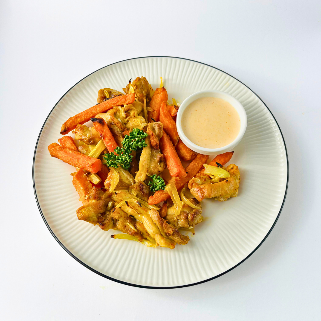 Цыпленок, запечённый с фенхелем и бататом фри с сырным соусом