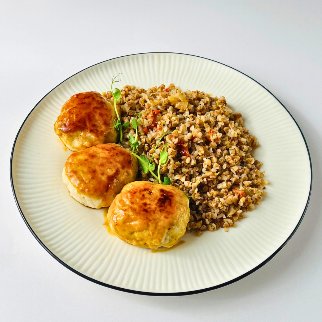 Нежные котлетки из индейки в терияки с томатной гречкой