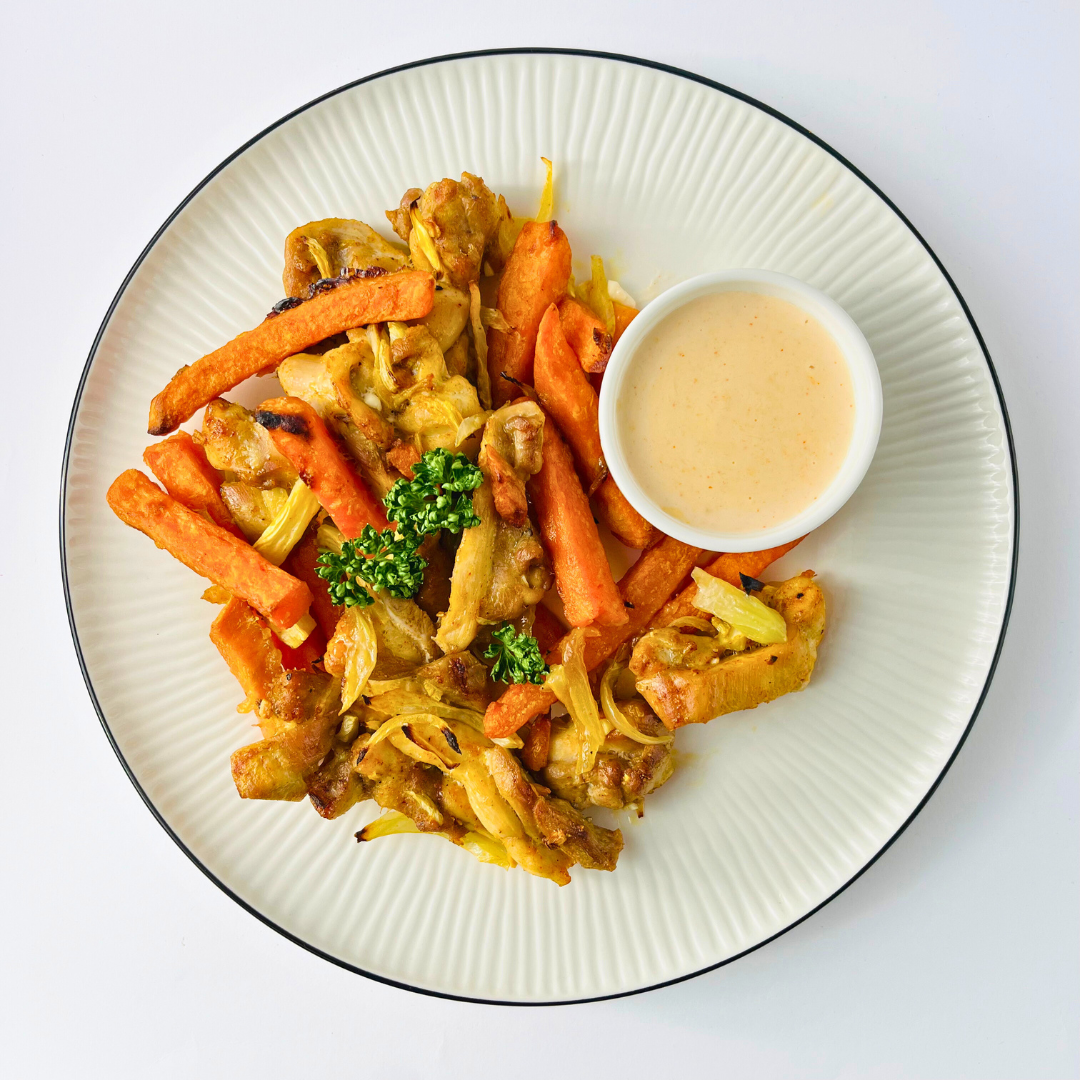 Цыпленок, запечённый с фенхелем и бататом фри с сырным соусом