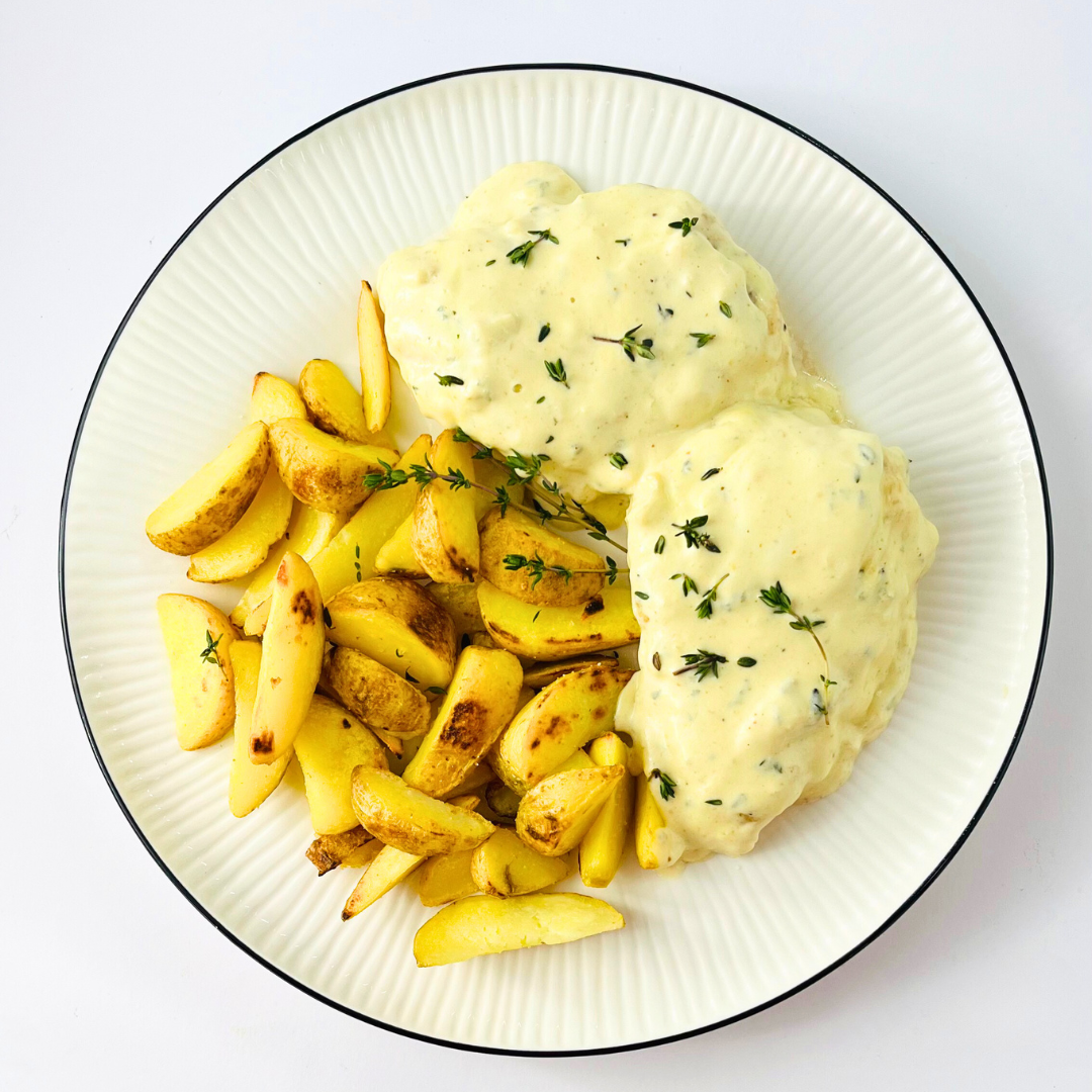 Нежна пилећа прса у сосу од плавог сира са кромпиром на сеоски начин