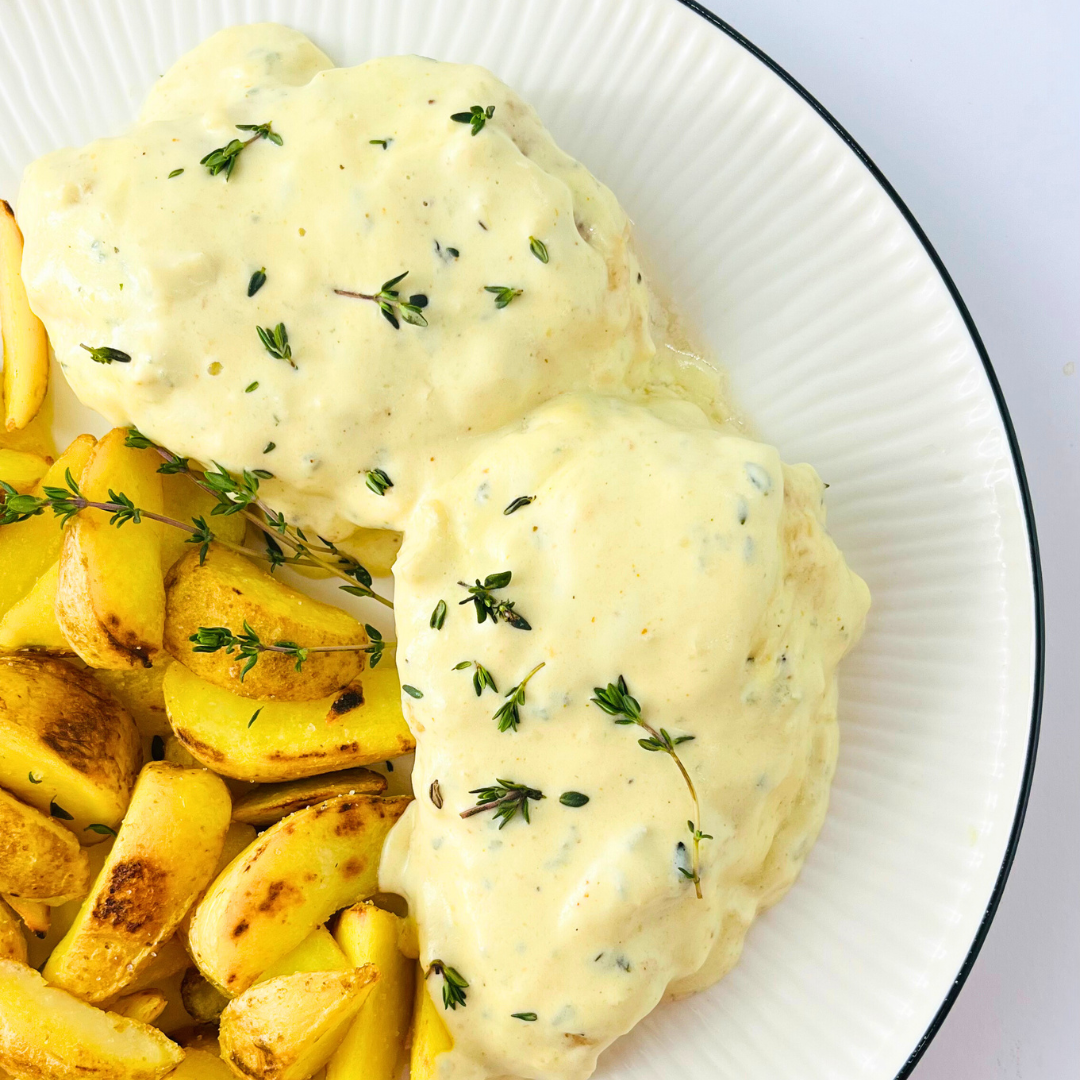Нежна пилећа прса у сосу од плавог сира са кромпиром на сеоски начин