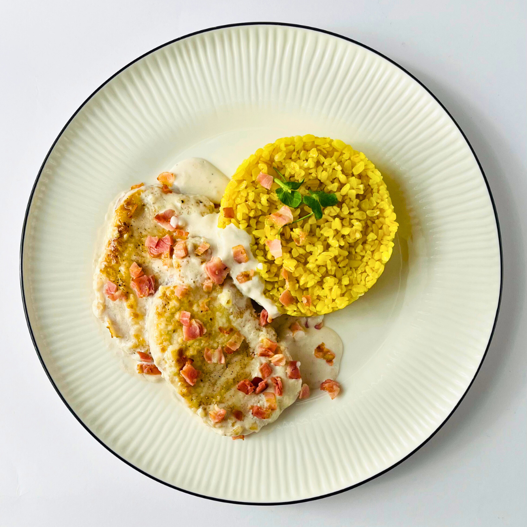 Медальоны из свиной вырезки с чипсами из бекона с булгуром