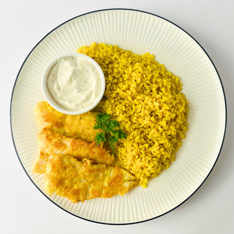 Хек в сырном кляре с ароматным булгуром и соусом тартар