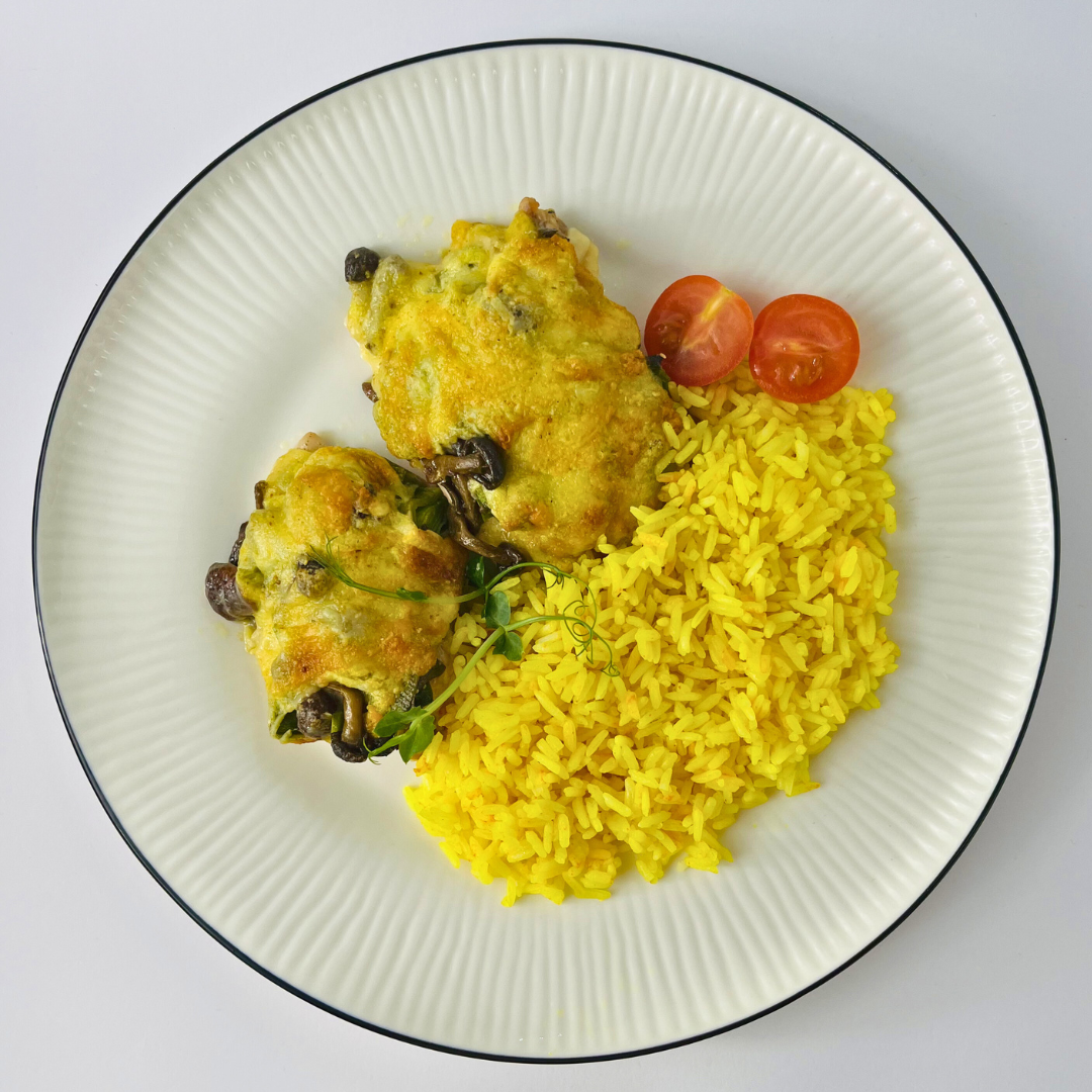 Куриная отбивная, запечённая с грибами намеко под сырной шапочкой с рисом