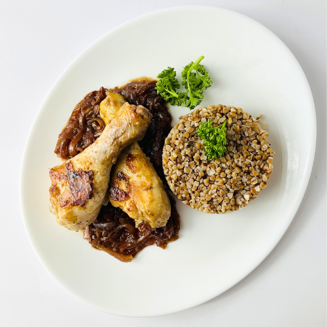 Куриные ножки с луковым конфи в винном соусе с гречкой