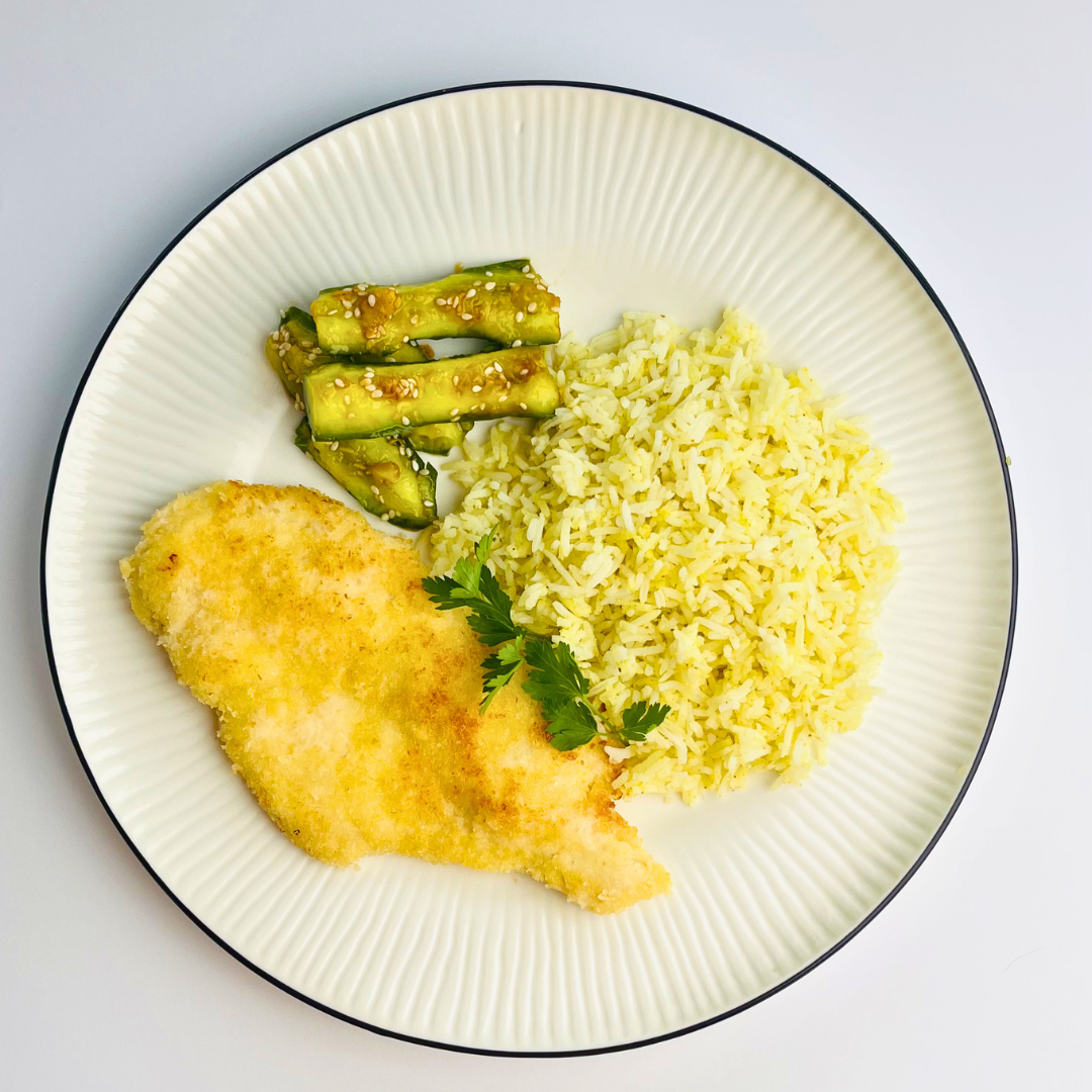 Хрустящая курица кацу с рисом бириани и битыми огурцами