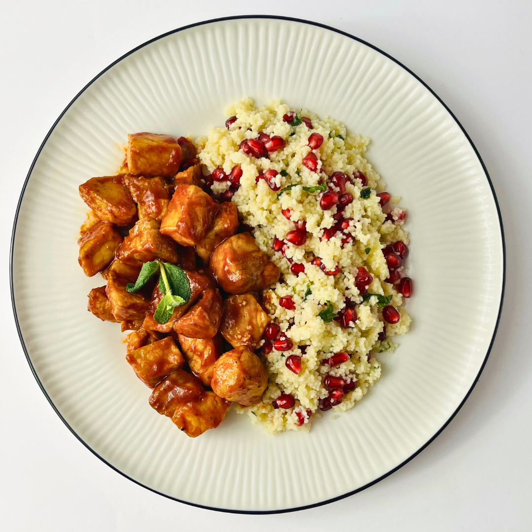 Свинина в соусе барбекю с кускусом, гранатом и мятой