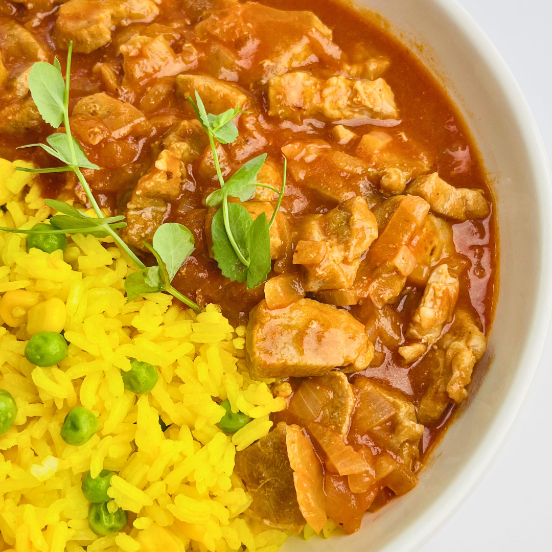 Свинина в натуральном соусе барбекю с рисом, кукурузой и горошком