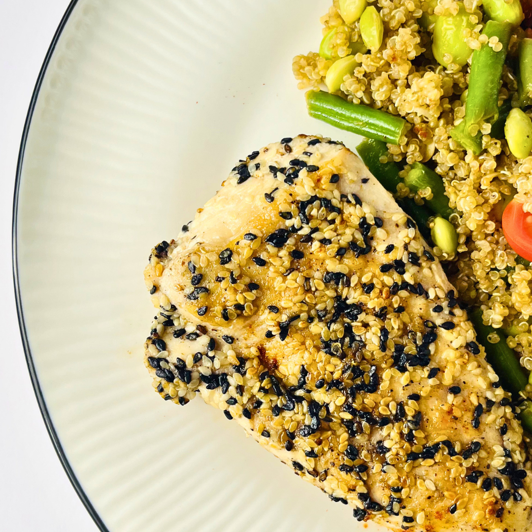 Куриная грудка в разноцветном кунжуте с миксом из зелёных овощей и киноа (578 ккал, 68 белка/ порция)