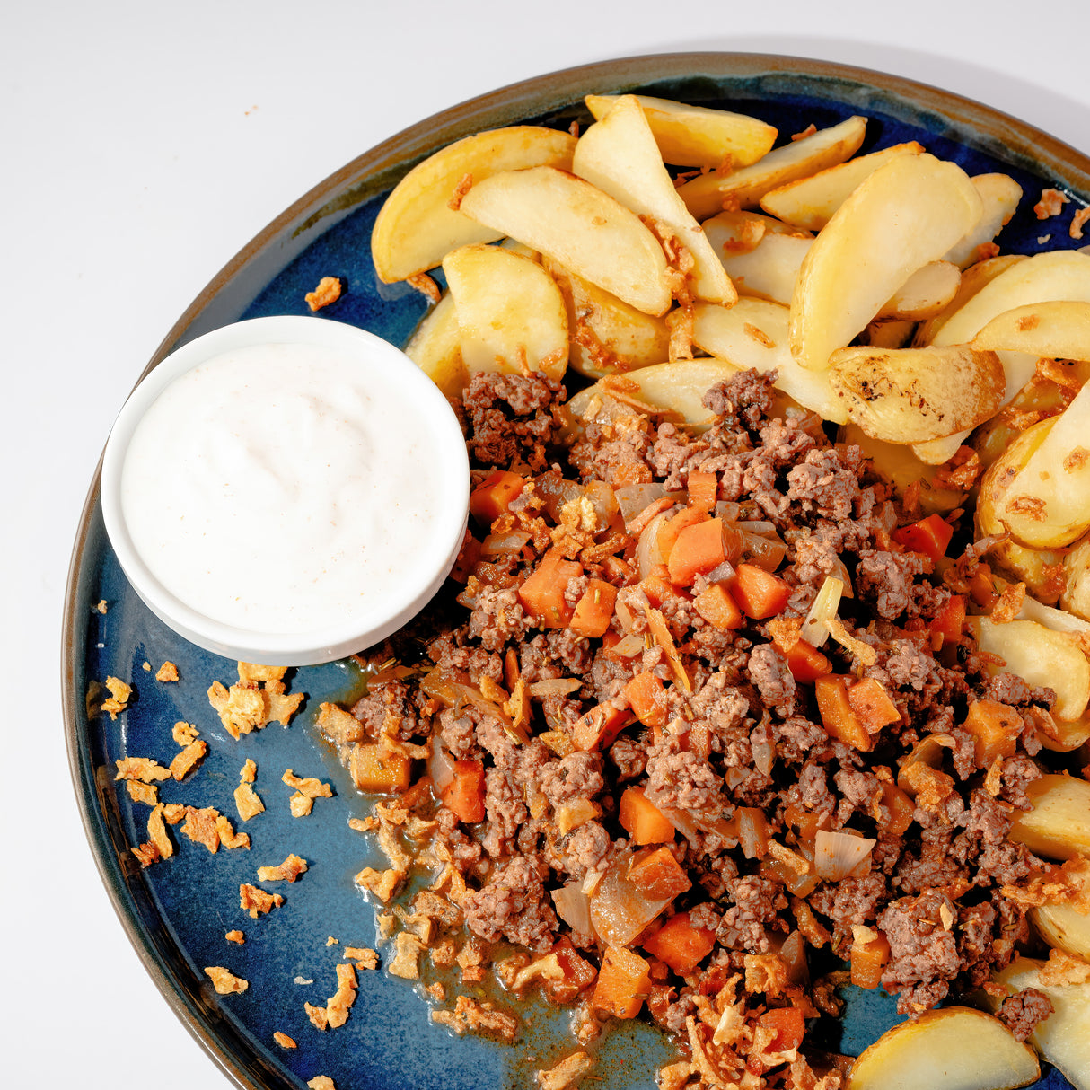 Картофель по-домашнему с мясным болоньезе и пикантным йогуртовым соусом