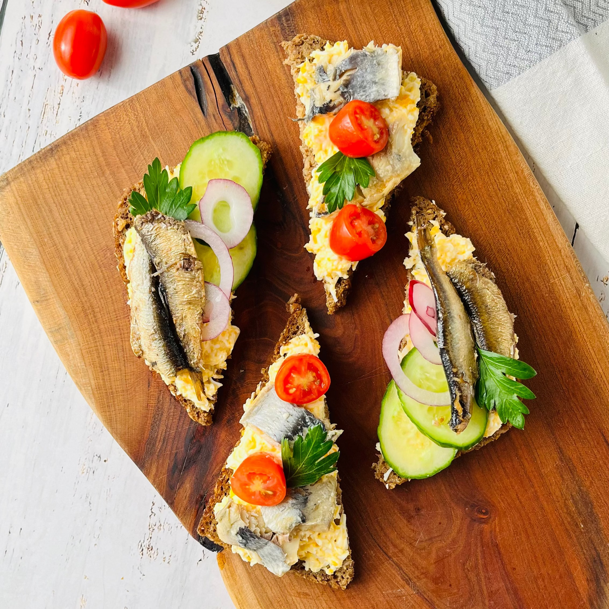 Бутерброды по-русски с селёдкой и шпротами на чёрном зерновом хлебе