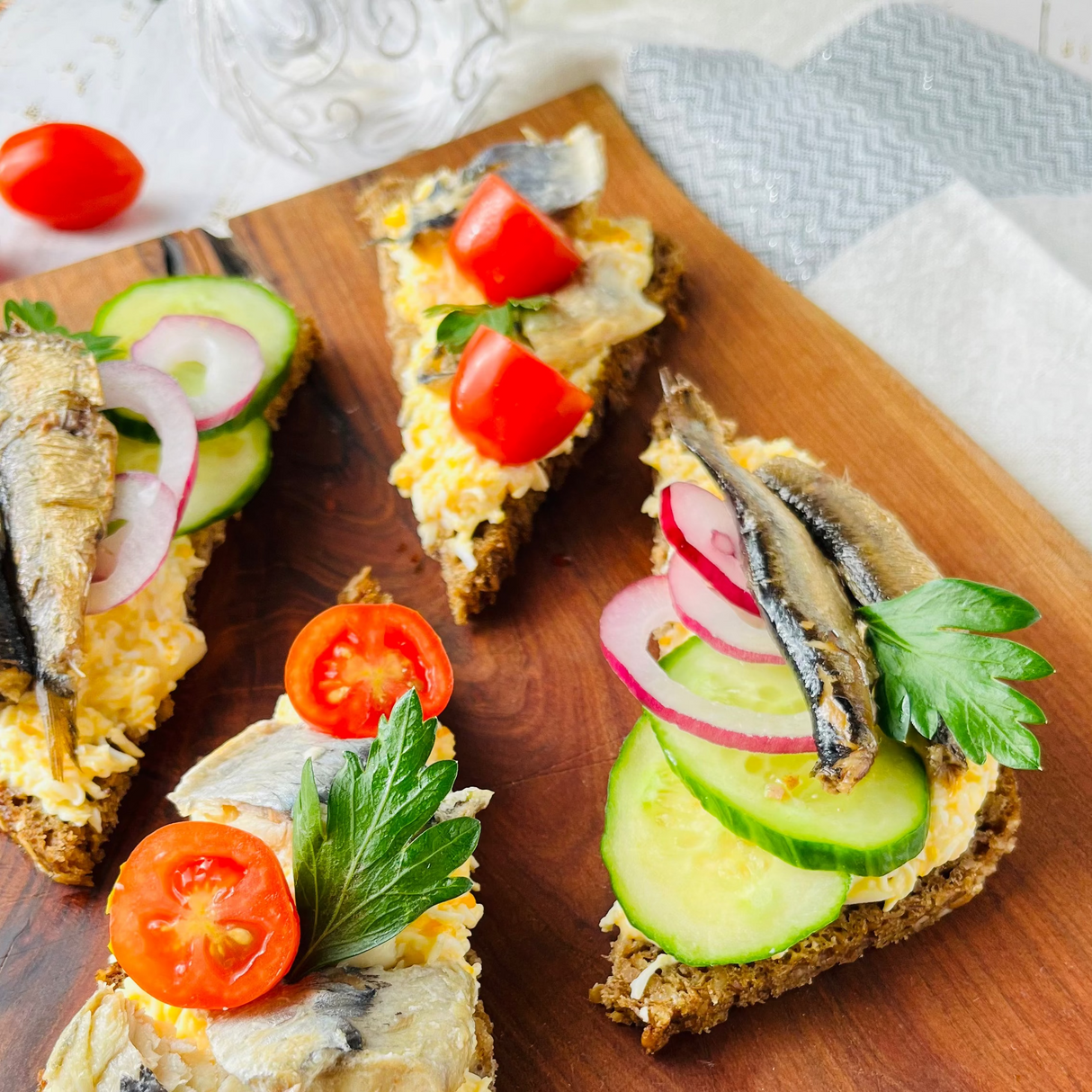 Бутерброды по-русски с селёдкой и шпротами на чёрном зерновом хлебе