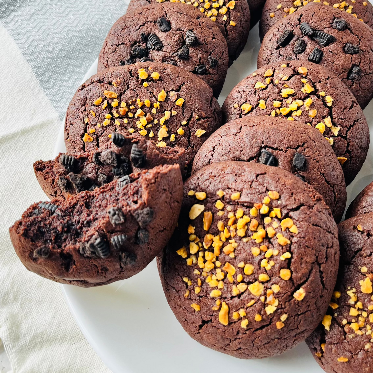 Шоколадные кукисы с дроблёным миндалём и крошкой Орео