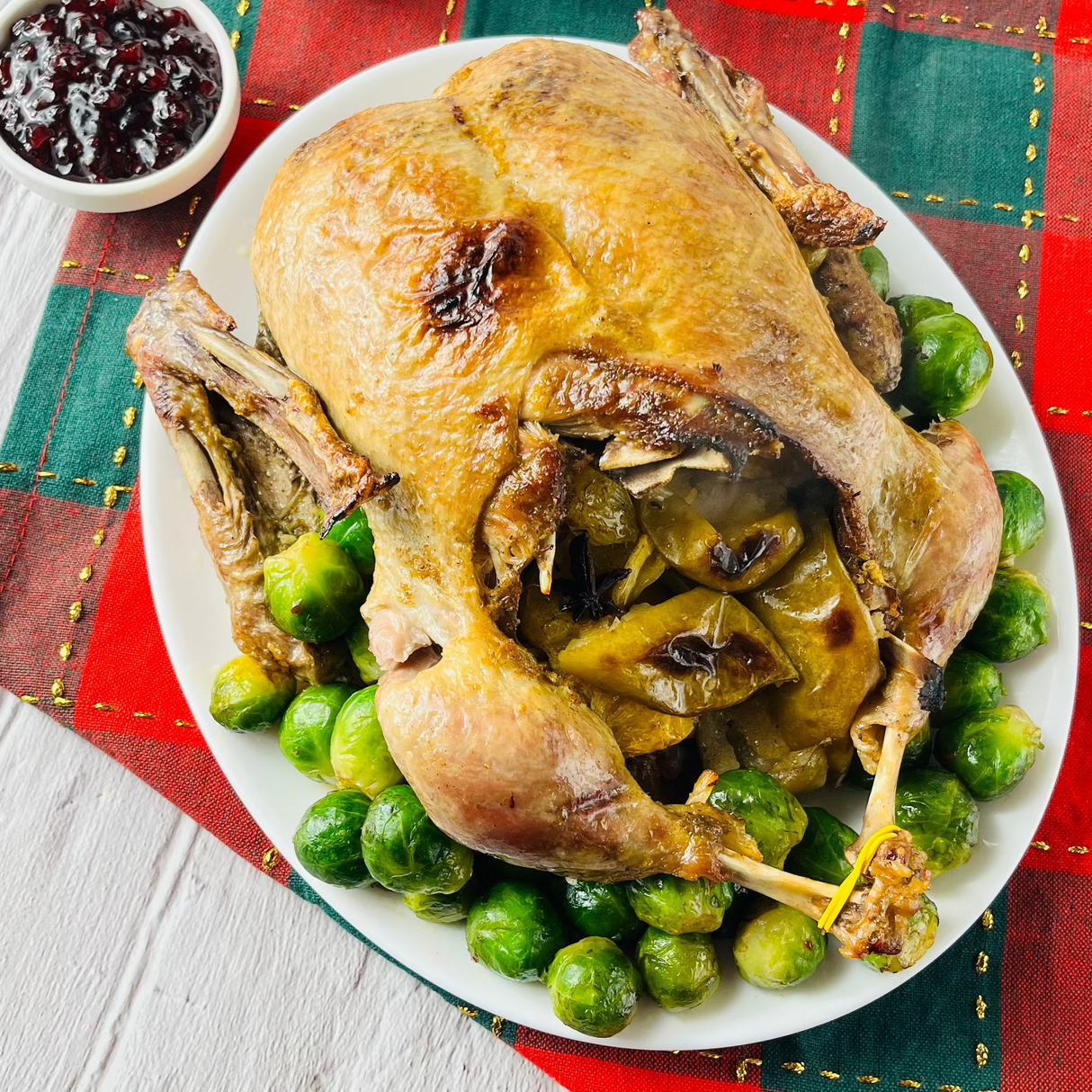 Утка, фаршированная яблоками с пряными специями, с брюссельской капустой и соусом из красной смородины