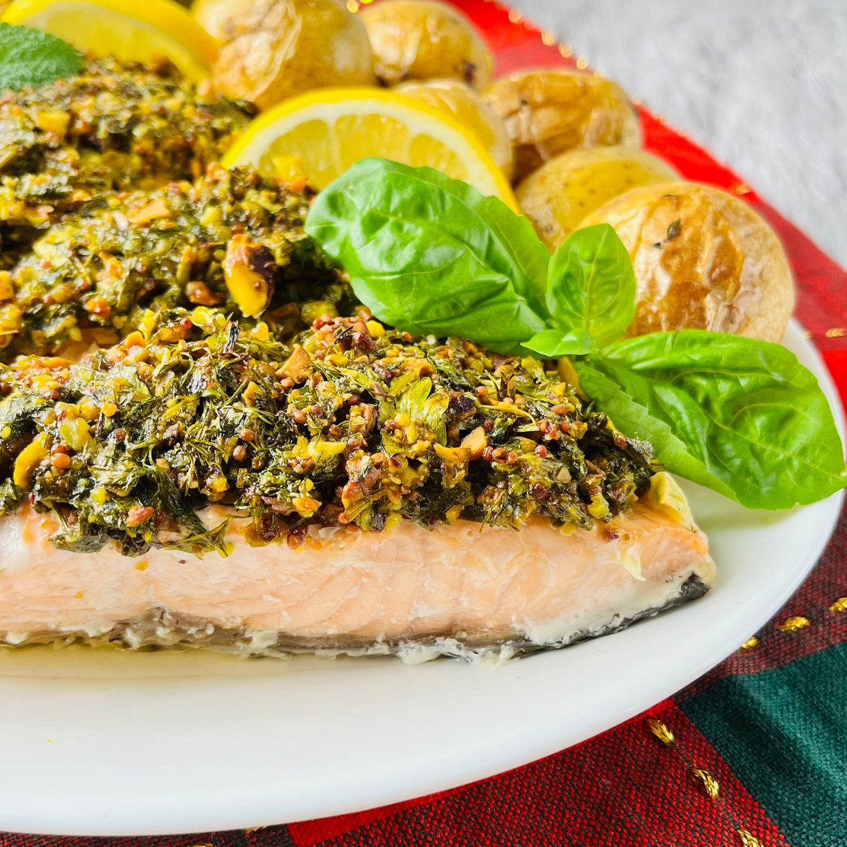 Лосось, запечённый под корочкой из пряных трав с фисташками