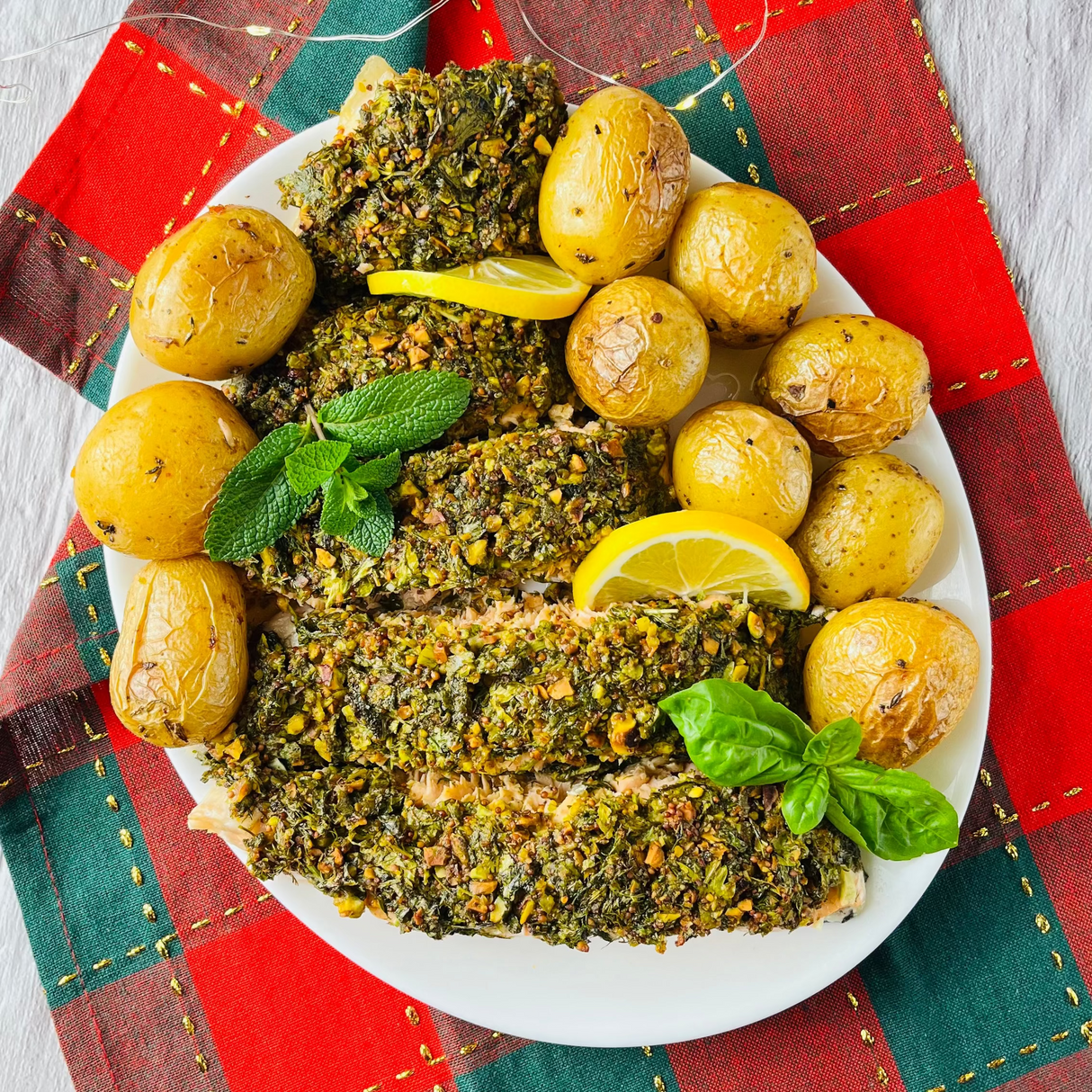 Лосось, запечённый под корочкой из пряных трав с фисташками