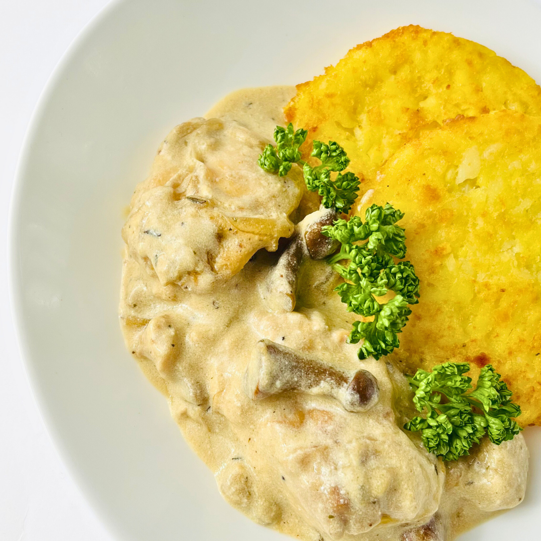 Нежный цыплёнок в сметанно-грибном соусе с хрустящим хашбрауном